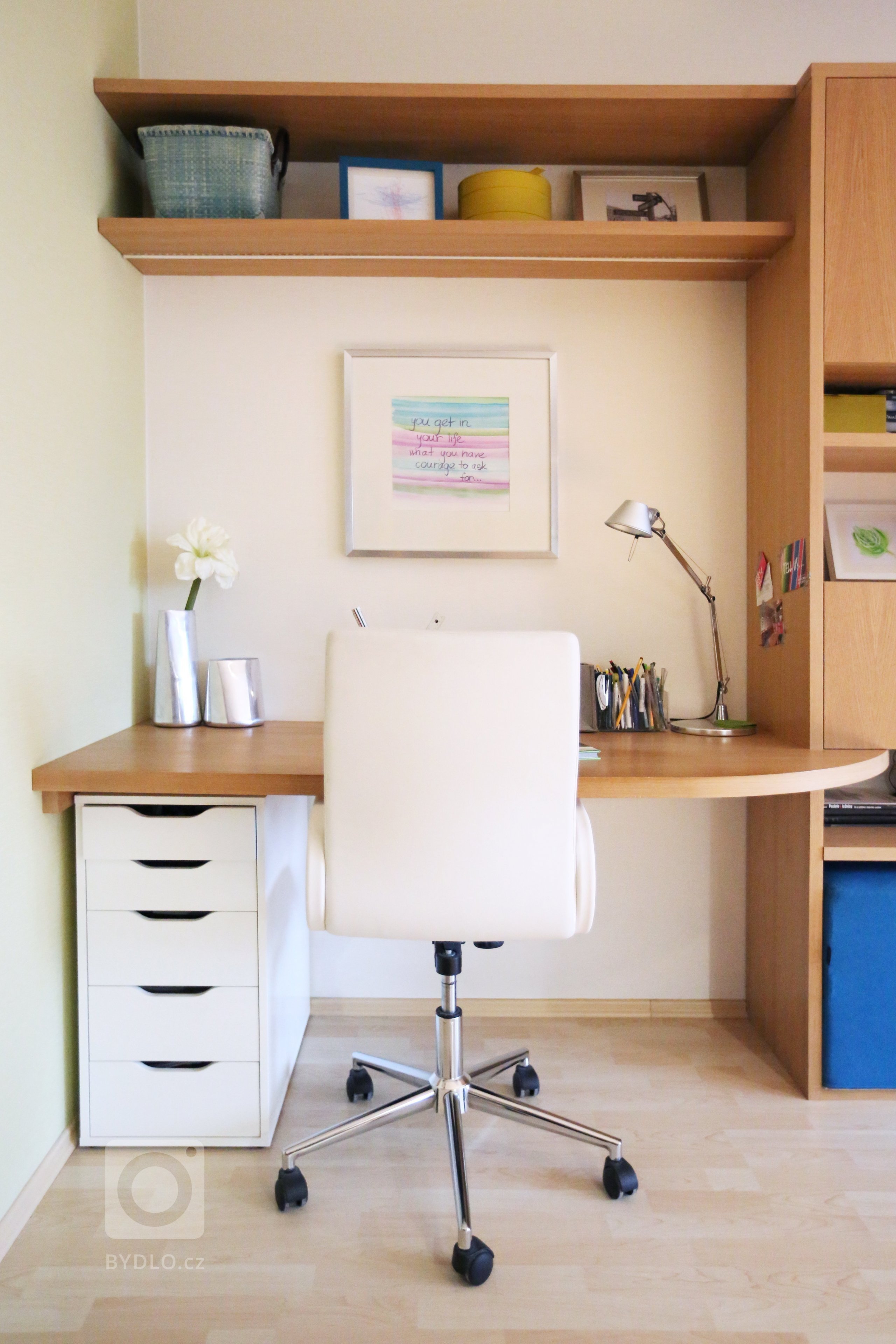 Návrh a realizace obývacího pokoje s velkou knihovnou a pracovním koutem. Knihovna na míru je vyrobena z dubové dýhy, jídelní stůl z masivního dubu, ostatní…