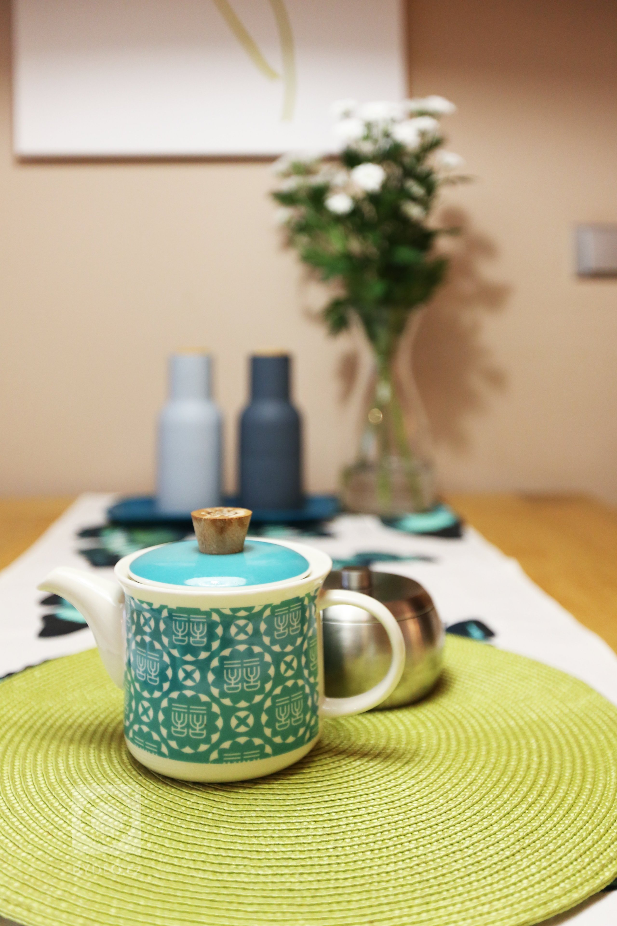 Návrh a realizace obývacího pokoje s velkou knihovnou a pracovním koutem. Knihovna na míru je vyrobena z dubové dýhy, jídelní stůl z masivního dubu, ostatní…