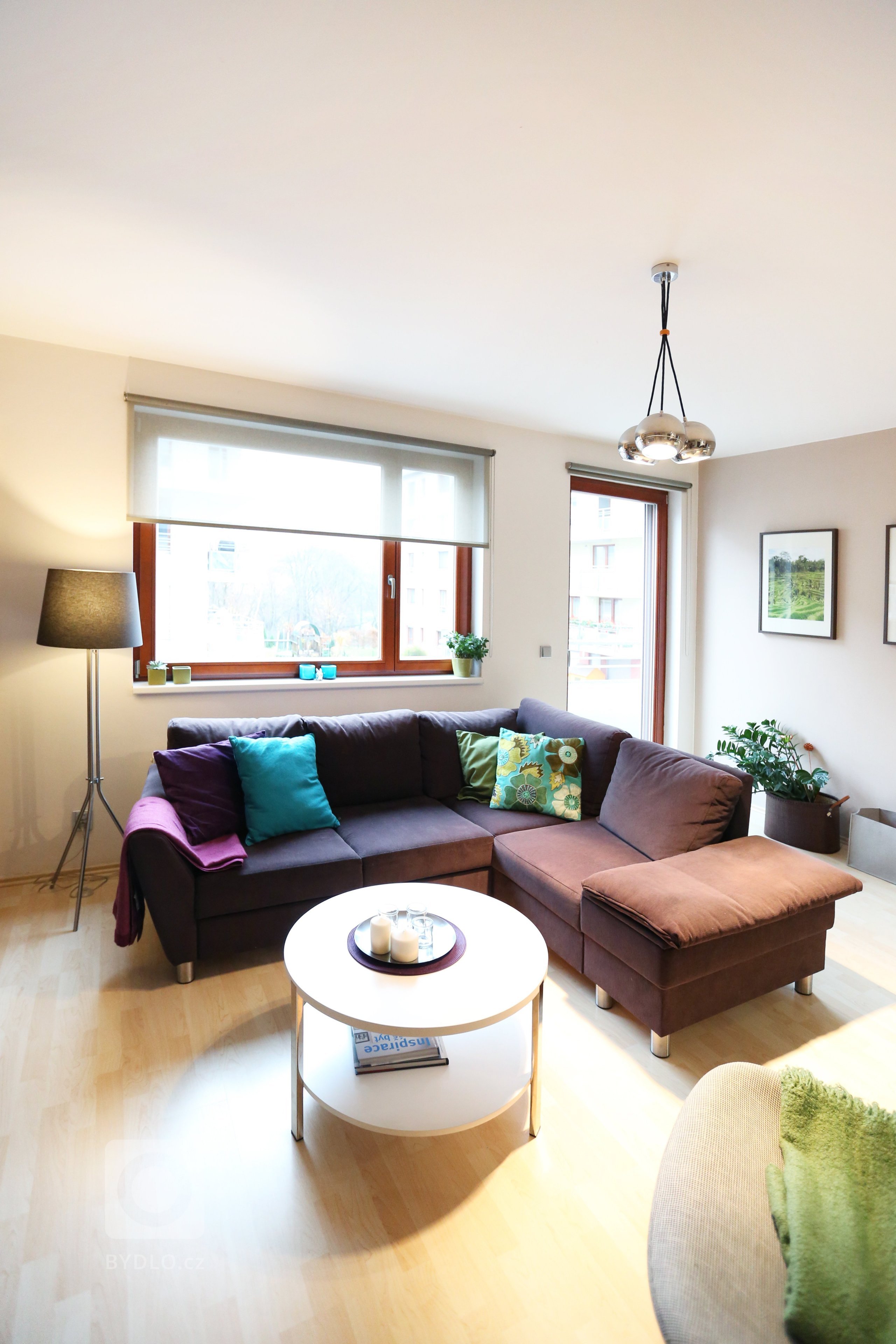 Návrh a realizace obývacího pokoje s velkou knihovnou a pracovním koutem. Knihovna na míru je vyrobena z dubové dýhy, jídelní stůl z masivního dubu, ostatní…