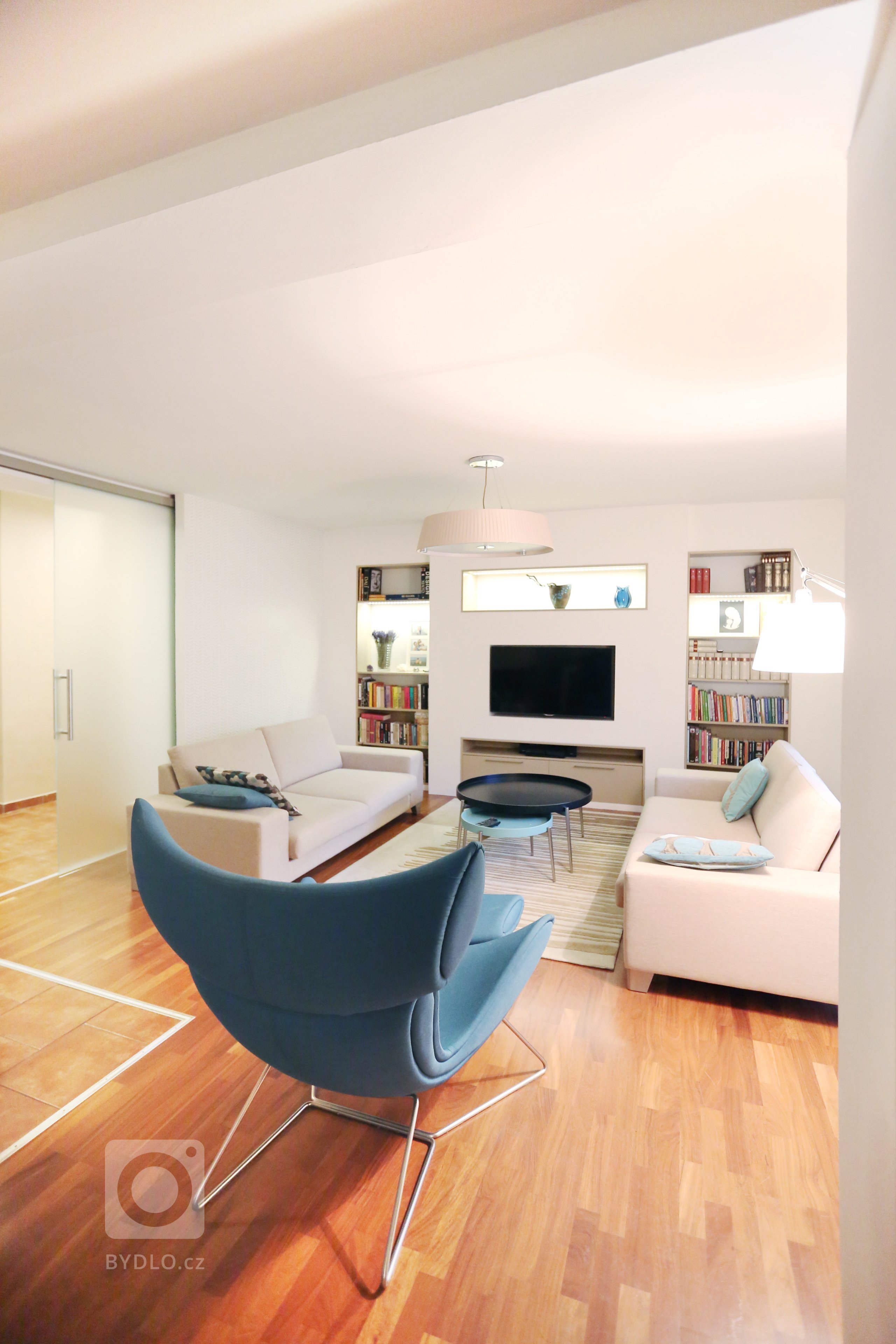 Renovace obývacího pokoje s jídelnou v rodinném domě ve středočeském kraji. Ta zahrnovala výrobu nábytku na míru z lakované MDF, dekorování stěn tapetami a…