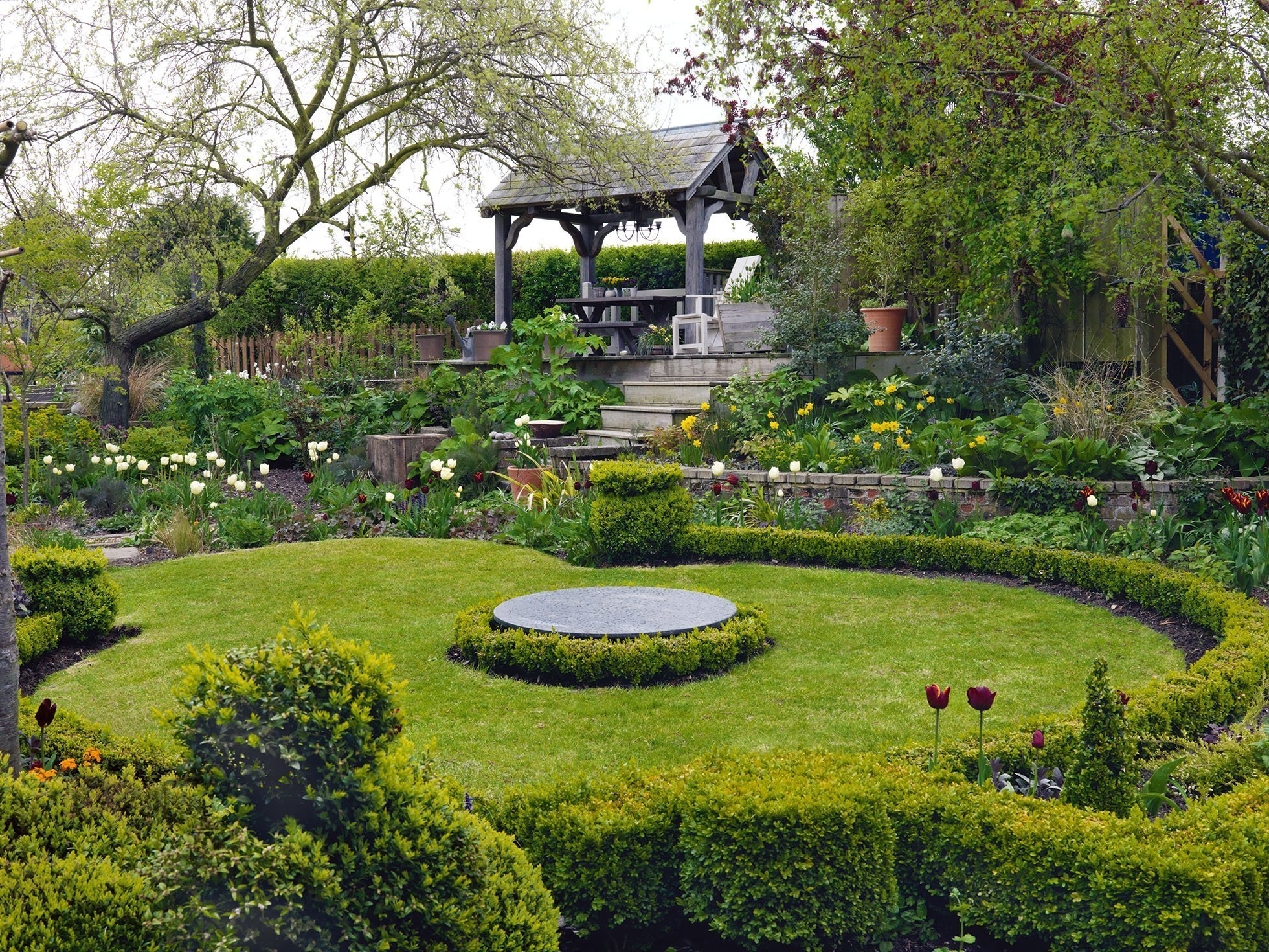 Zahradu před pohledy nezvaných hostů chrání pro Anglii tak typický živý plot. Při jeho úpravách je ale třeba zvolit vhodnou výšku, aby zbytečně neubíral ostatním rostlinám světlo. 
