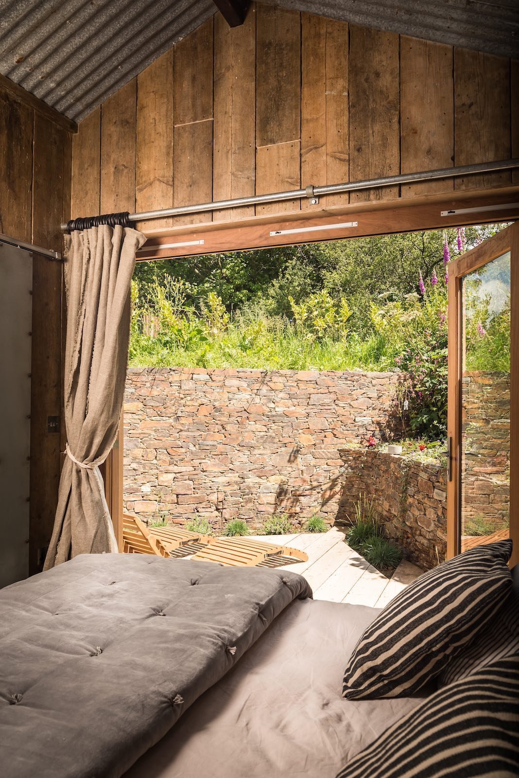 Dokonalá iluze starých času v sobě skrývá nečekaný luxus