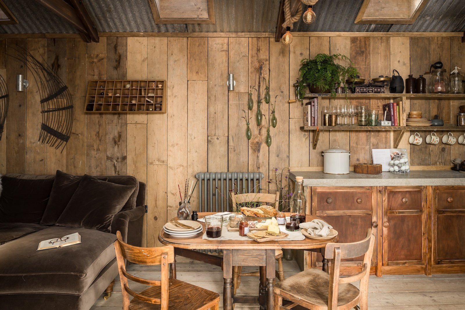 Dokonalá iluze starých času v sobě skrývá nečekaný luxus