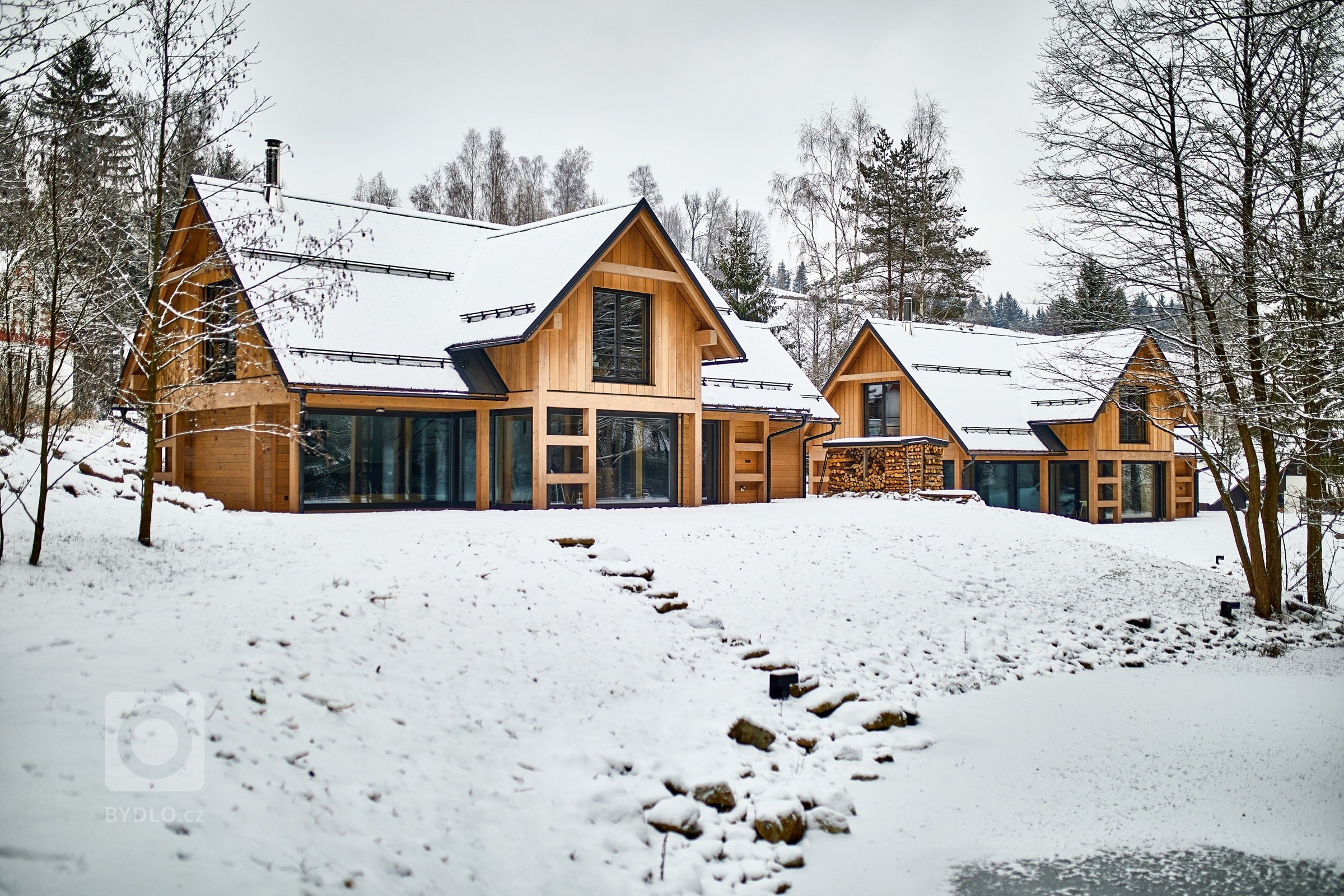 Dvě krásné&nbsp;dřevěné chaty uprostřed Jizerských hor, nacházející se v těsné blízkosti lyžařského areálu Šachty Vám nabídnou&nbsp;dokonalý odpočinek i…