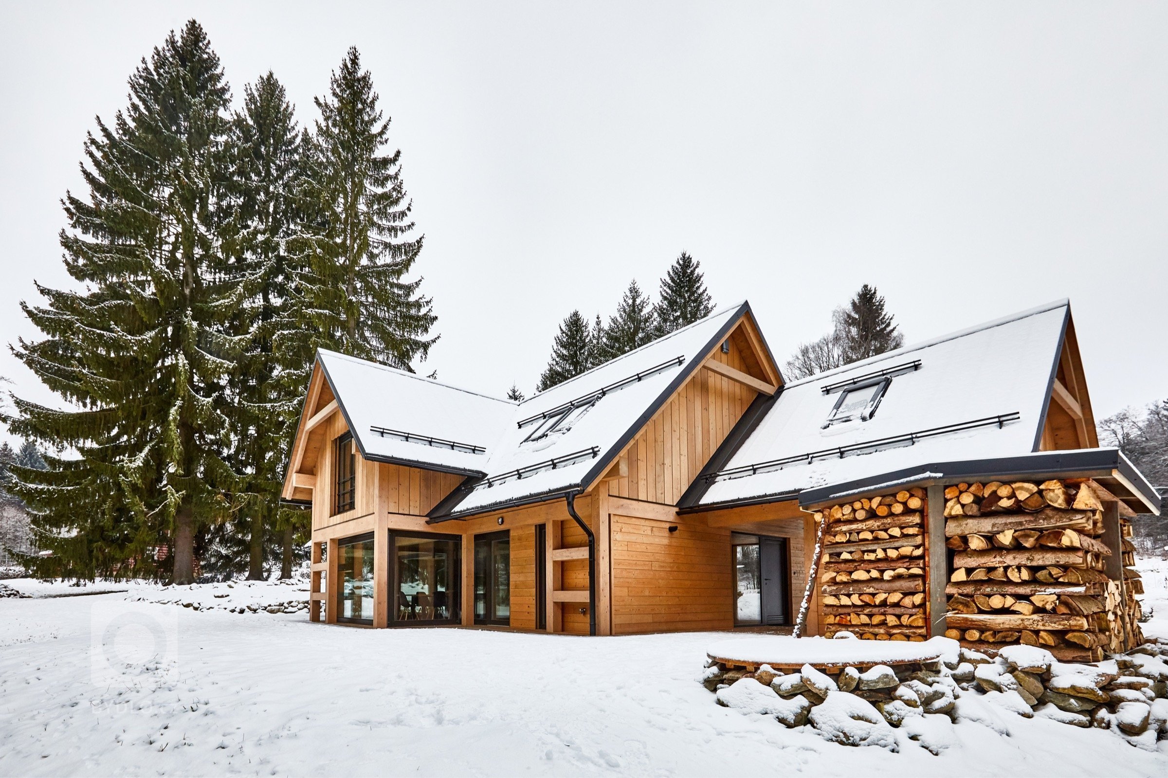 Dvě krásné&nbsp;dřevěné chaty uprostřed Jizerských hor, nacházející se v těsné blízkosti lyžařského areálu Šachty Vám nabídnou&nbsp;dokonalý odpočinek i…