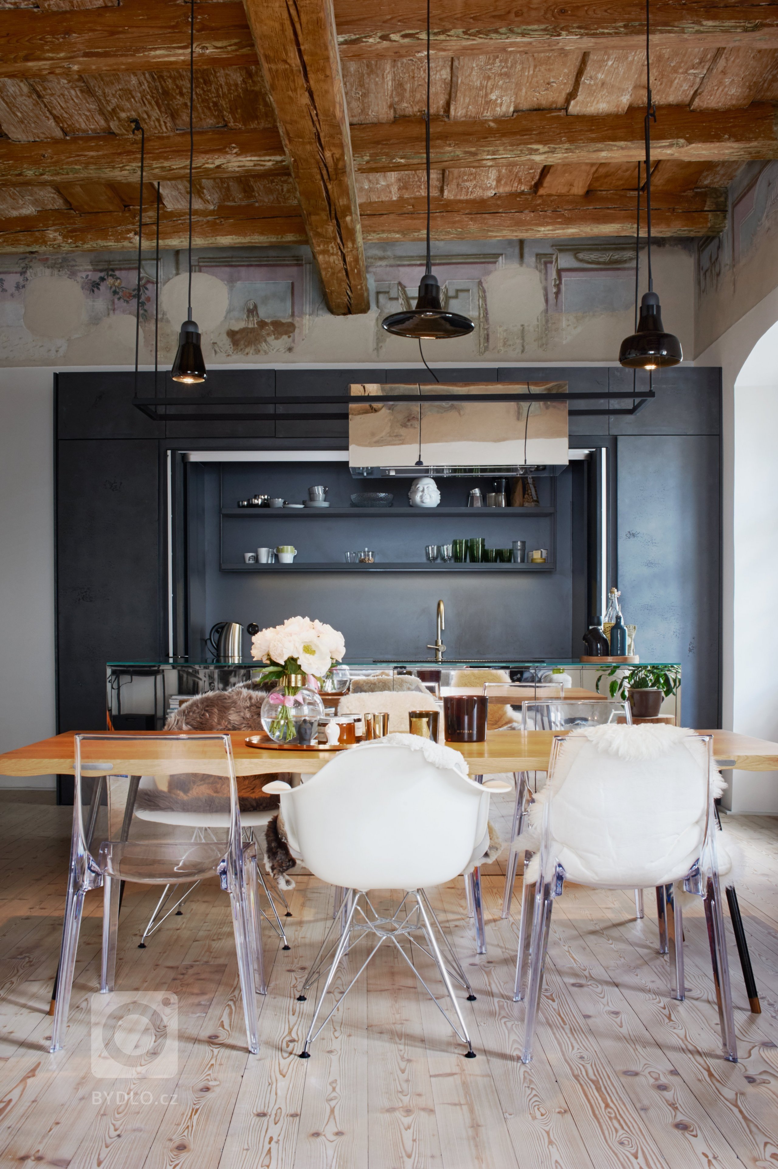 Byt se nachází v rezidenci Little Monastery, v objektu starého kláštera ze 17. století. Jeho současná dispozice je 4+kk. K dispozici jsou zde dvě koupelny,…