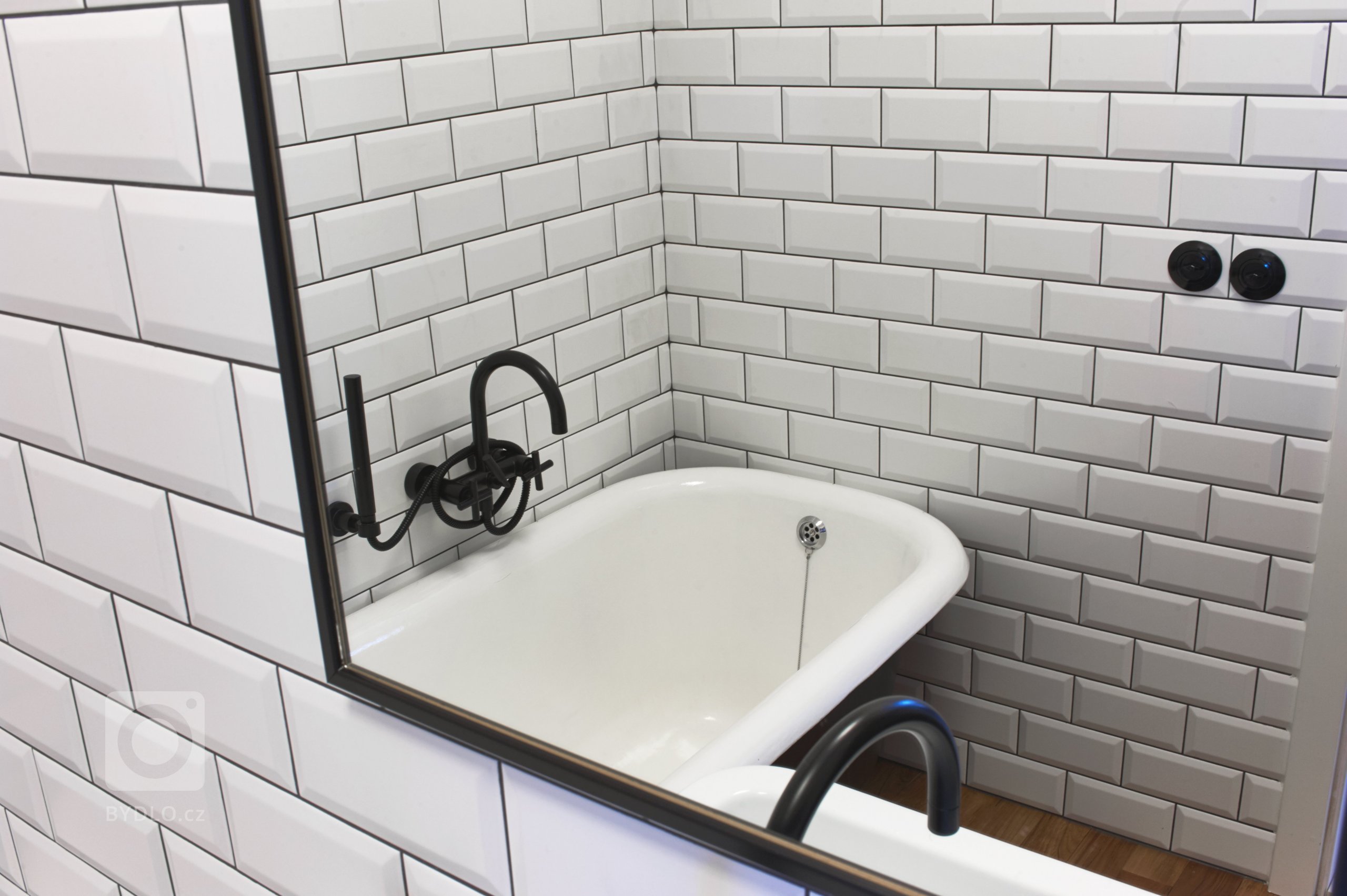 Byt se nachází v rezidenci Little Monastery, v objektu starého kláštera ze 17. století. Jeho současná dispozice je 4+kk. K dispozici jsou zde dvě koupelny,…