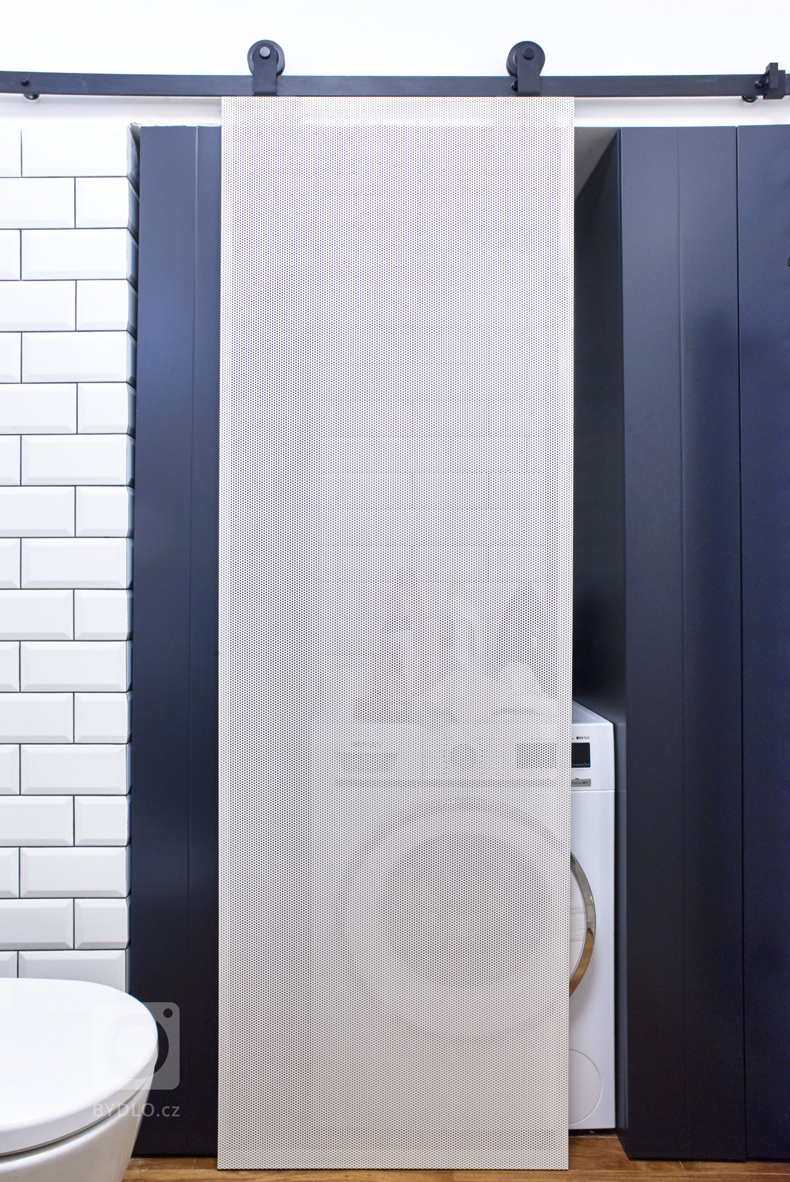 Byt se nachází v rezidenci Little Monastery, v objektu starého kláštera ze 17. století. Jeho současná dispozice je 4+kk. K dispozici jsou zde dvě koupelny,…