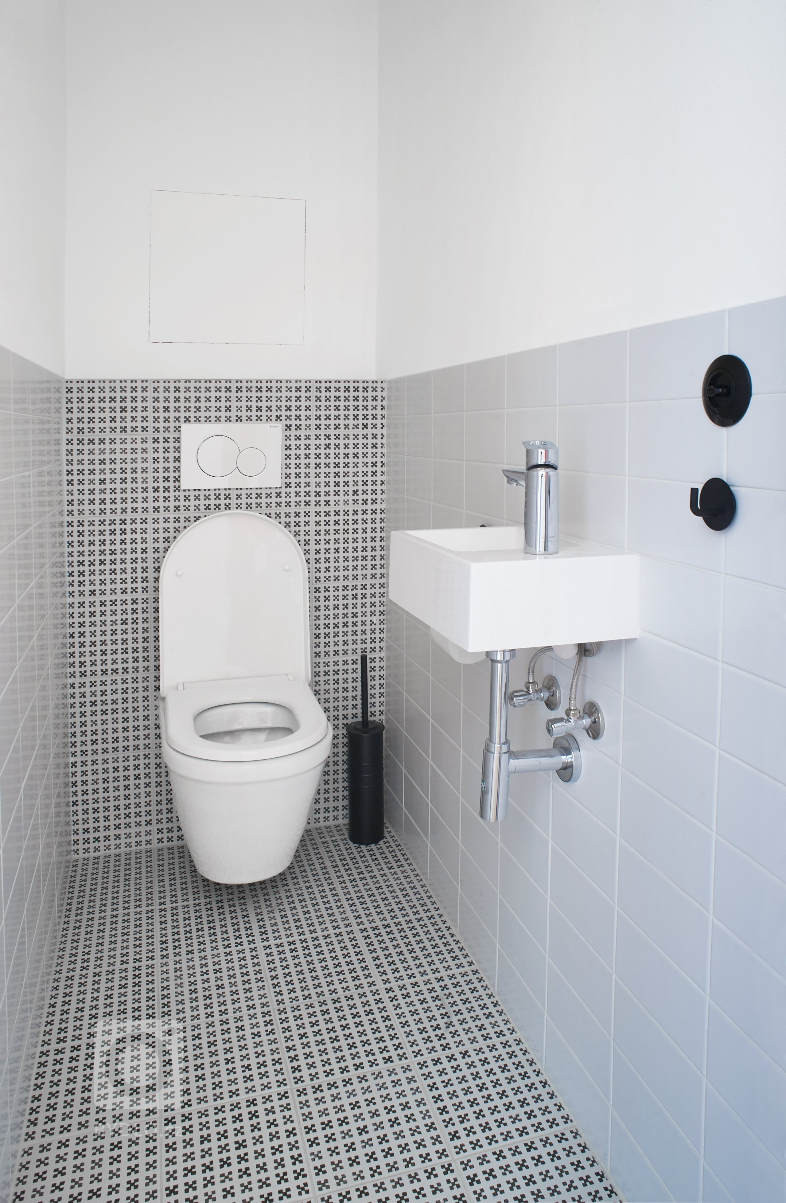 Původní dispozici bytu 5+1 jsme změnili na 4+KK. Kuchyni jsme propojili s jídelnou a obývacím pokojem. Zcela jsme změnili dispozici jádra, které je umístěno ve…