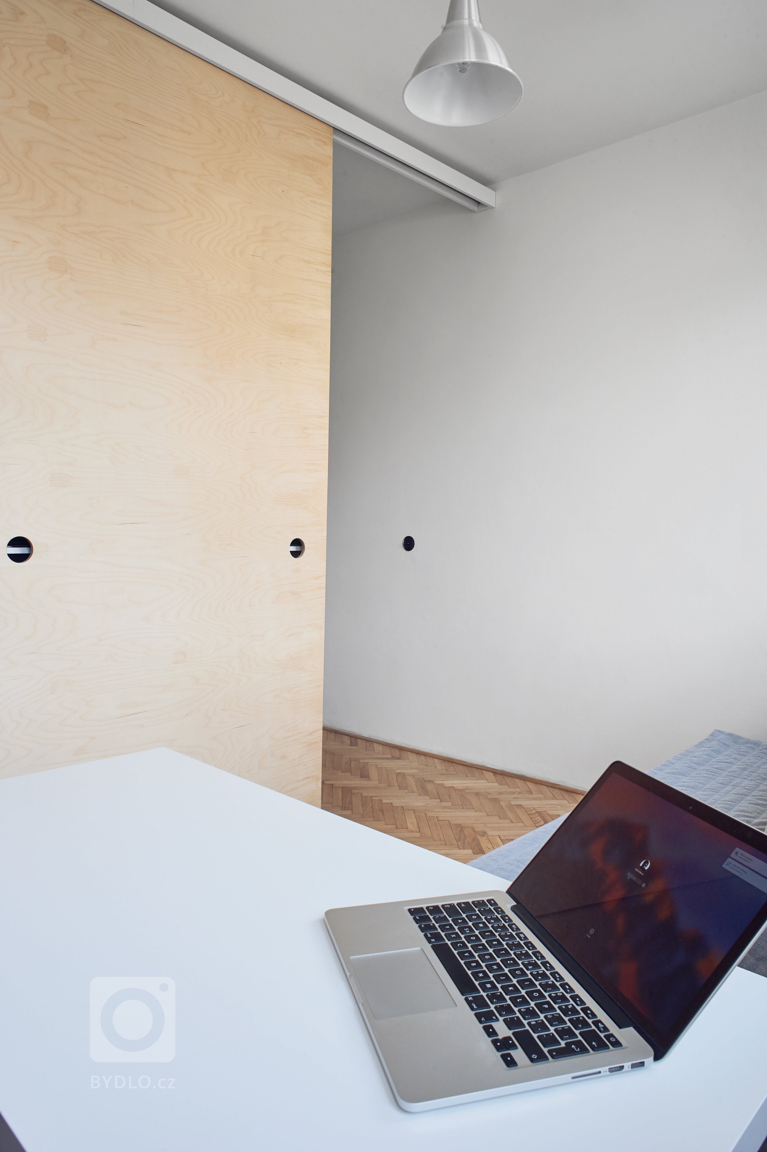 Původní dispozici bytu 5+1 jsme změnili na 4+KK. Kuchyni jsme propojili s jídelnou a obývacím pokojem. Zcela jsme změnili dispozici jádra, které je umístěno ve…