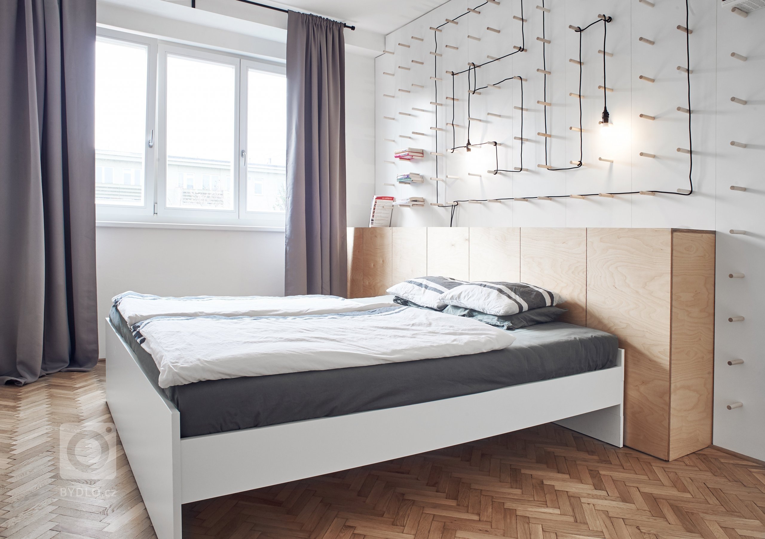 Původní dispozici bytu 5+1 jsme změnili na 4+KK. Kuchyni jsme propojili s jídelnou a obývacím pokojem. Zcela jsme změnili dispozici jádra, které je umístěno ve…