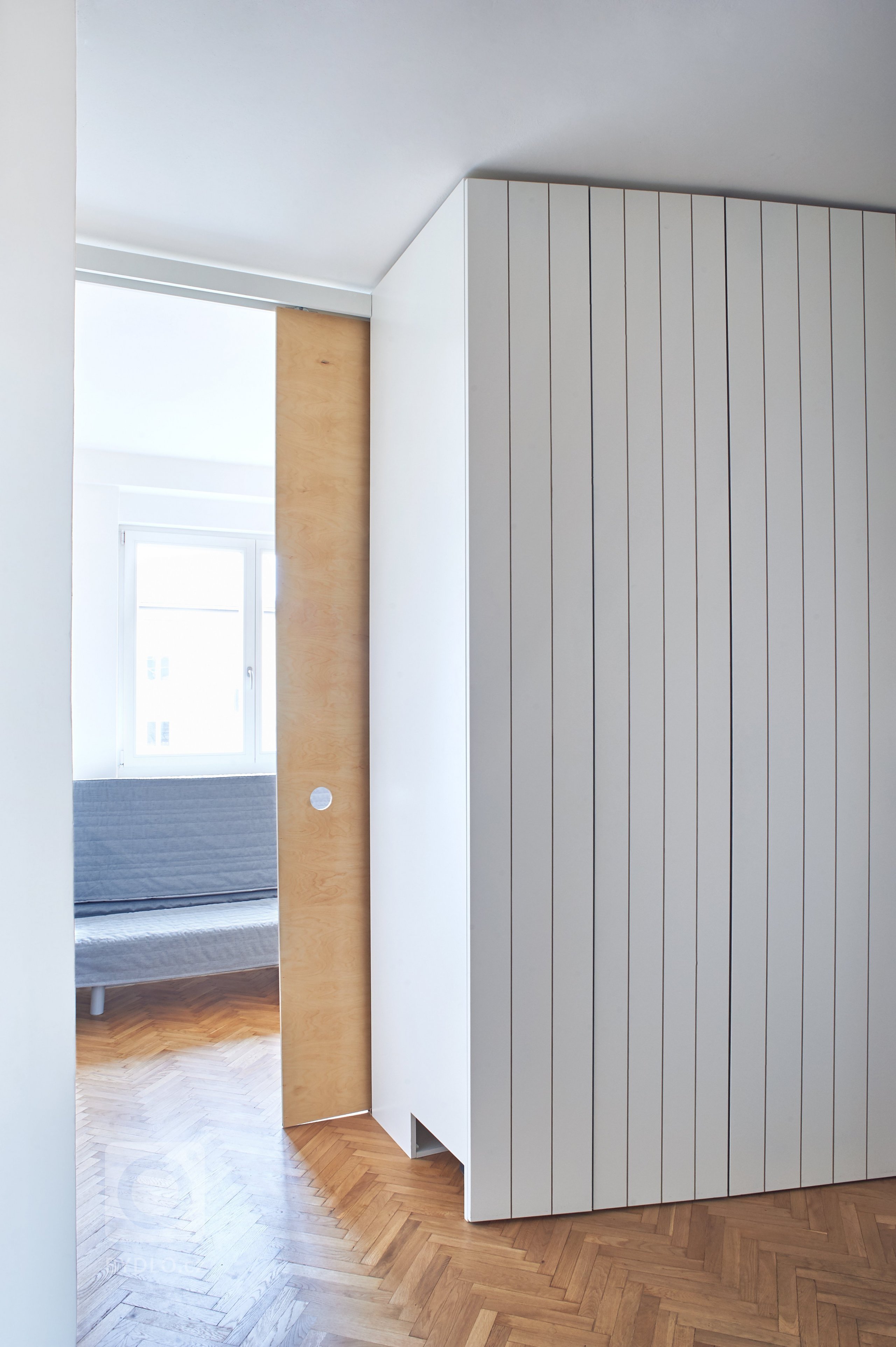 Původní dispozici bytu 5+1 jsme změnili na 4+KK. Kuchyni jsme propojili s jídelnou a obývacím pokojem. Zcela jsme změnili dispozici jádra, které je umístěno ve…