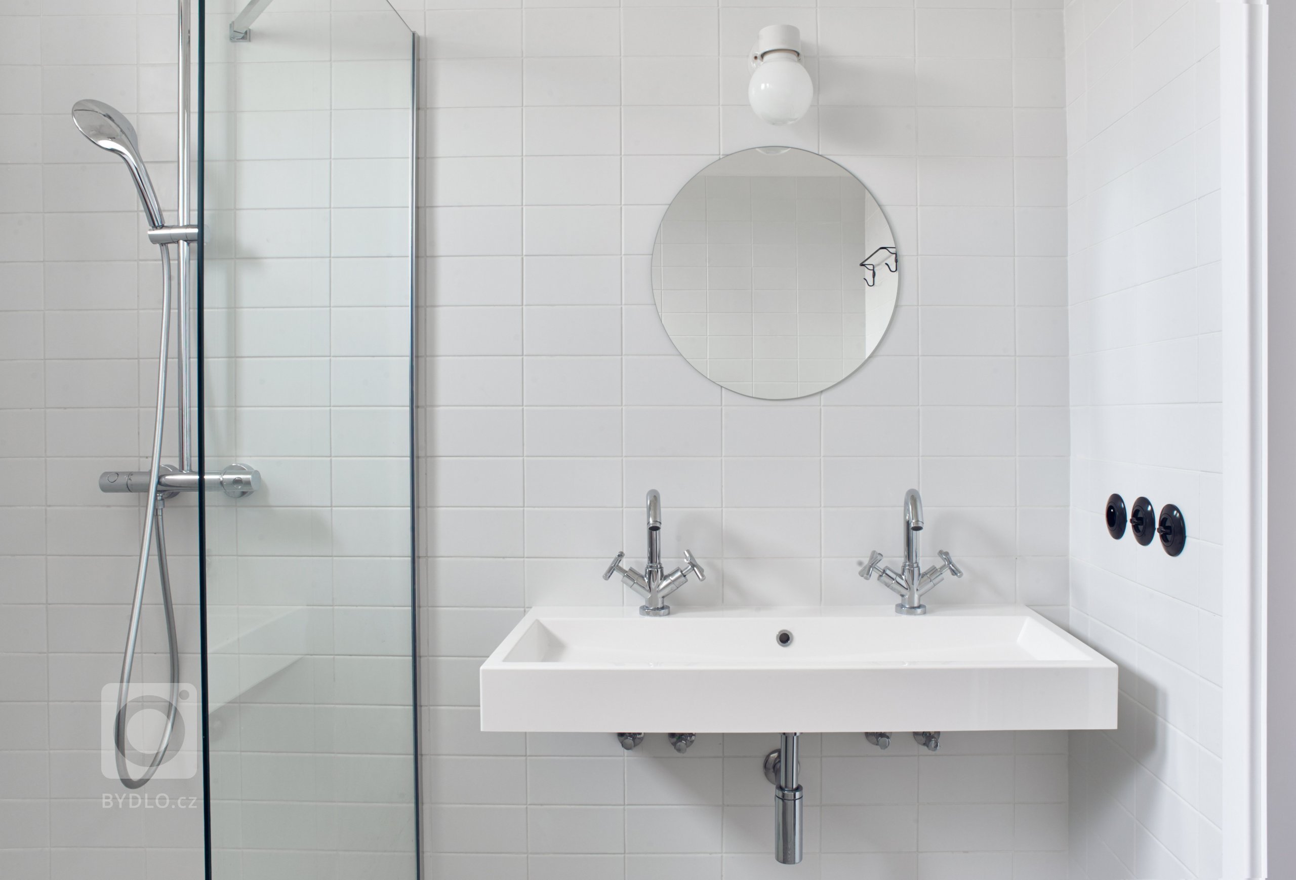 Původní dispozici bytu 5+1 jsme změnili na 4+KK. Kuchyni jsme propojili s jídelnou a obývacím pokojem. Zcela jsme změnili dispozici jádra, které je umístěno ve…