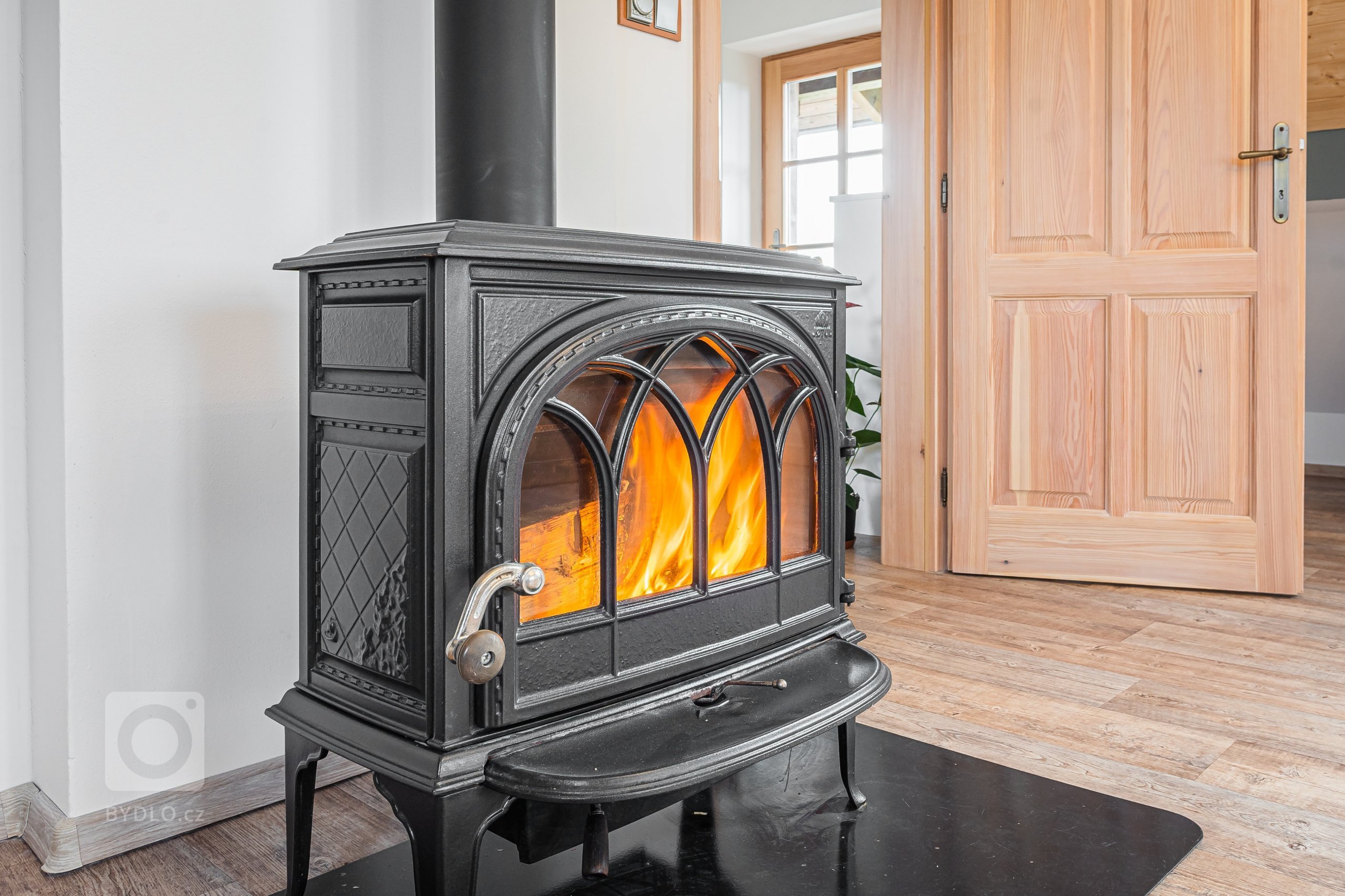 Nachází se pod posvátným místem Keltů - vrchem Kozákov. Je postavena dle tradičních postupů s maximálním ohledem na životní prostředí, moderní trendy a pohodu.…