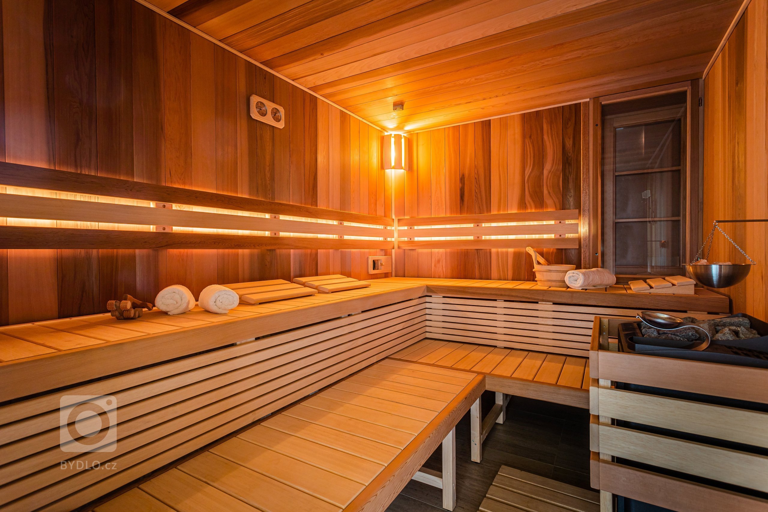 Nachází se pod posvátným místem Keltů - vrchem Kozákov. Je postavena dle tradičních postupů s maximálním ohledem na životní prostředí, moderní trendy a pohodu.…