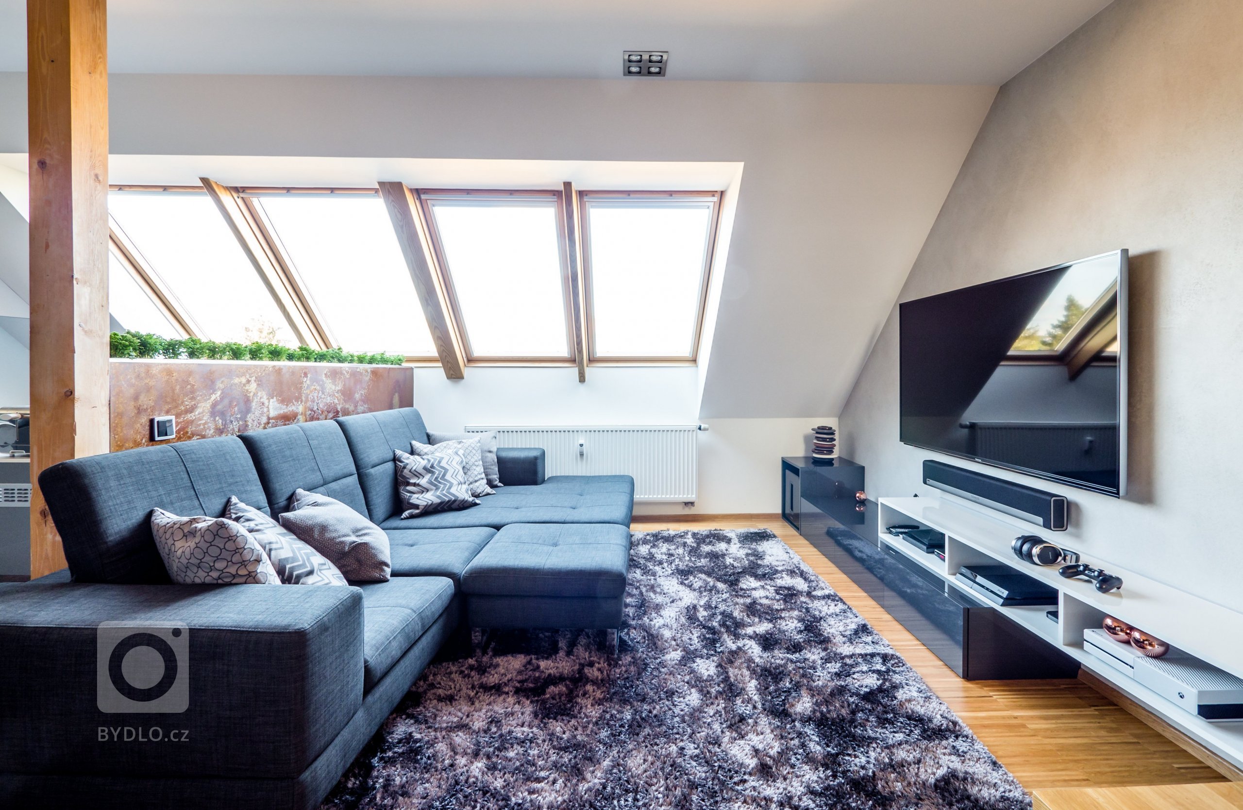 ...doplnili jsme ho neutrálními šedými odstíny a doplňky v barvě rezavého plechu a mědi.