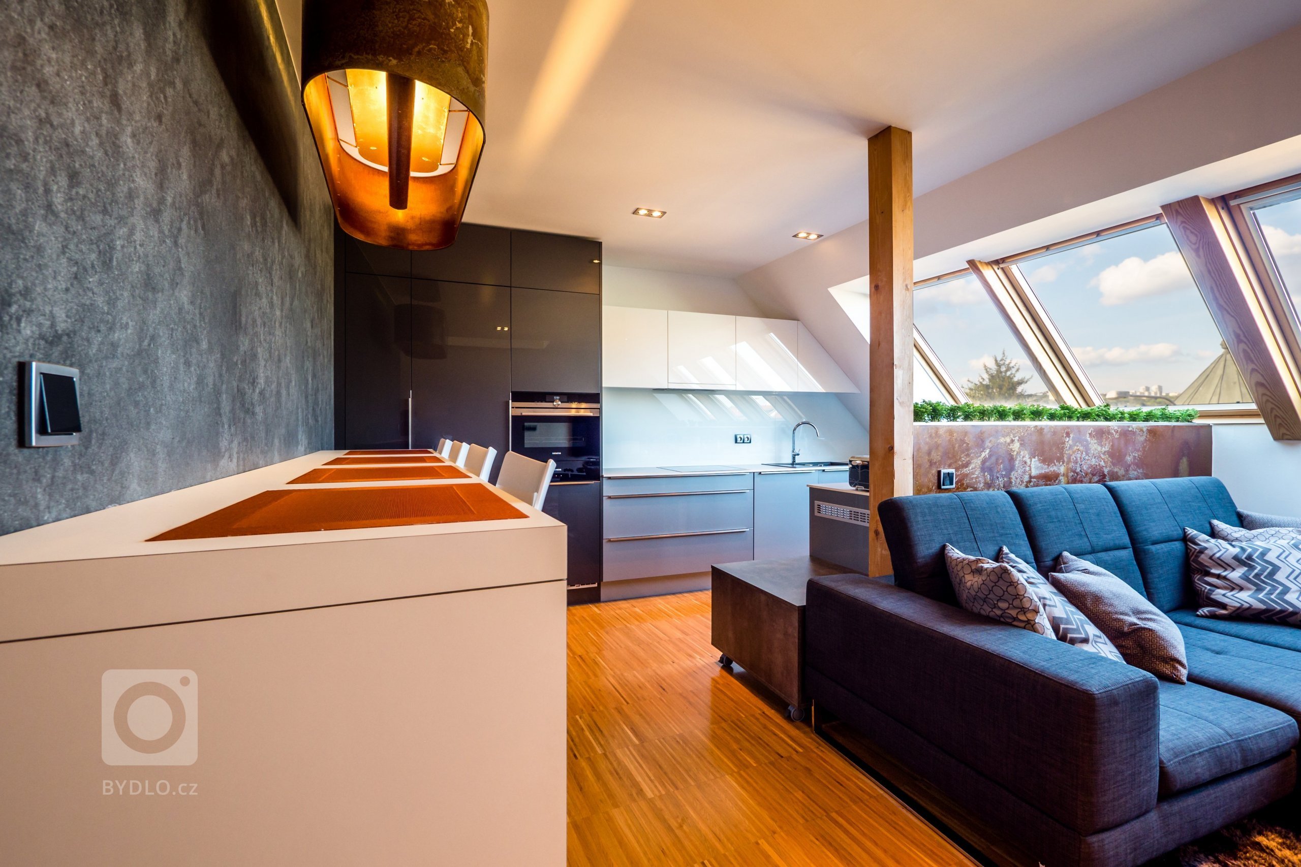 Kachle o rozměru 3 x 1,5 metru byly seřezány a přesně osazeny šikovnými obkladači, kterým se dokonce podařilo seříznout rohové kachle na 90 stupňů, aby jsme nemuseli roh řešit lištou, která by celý dojem pokazila.