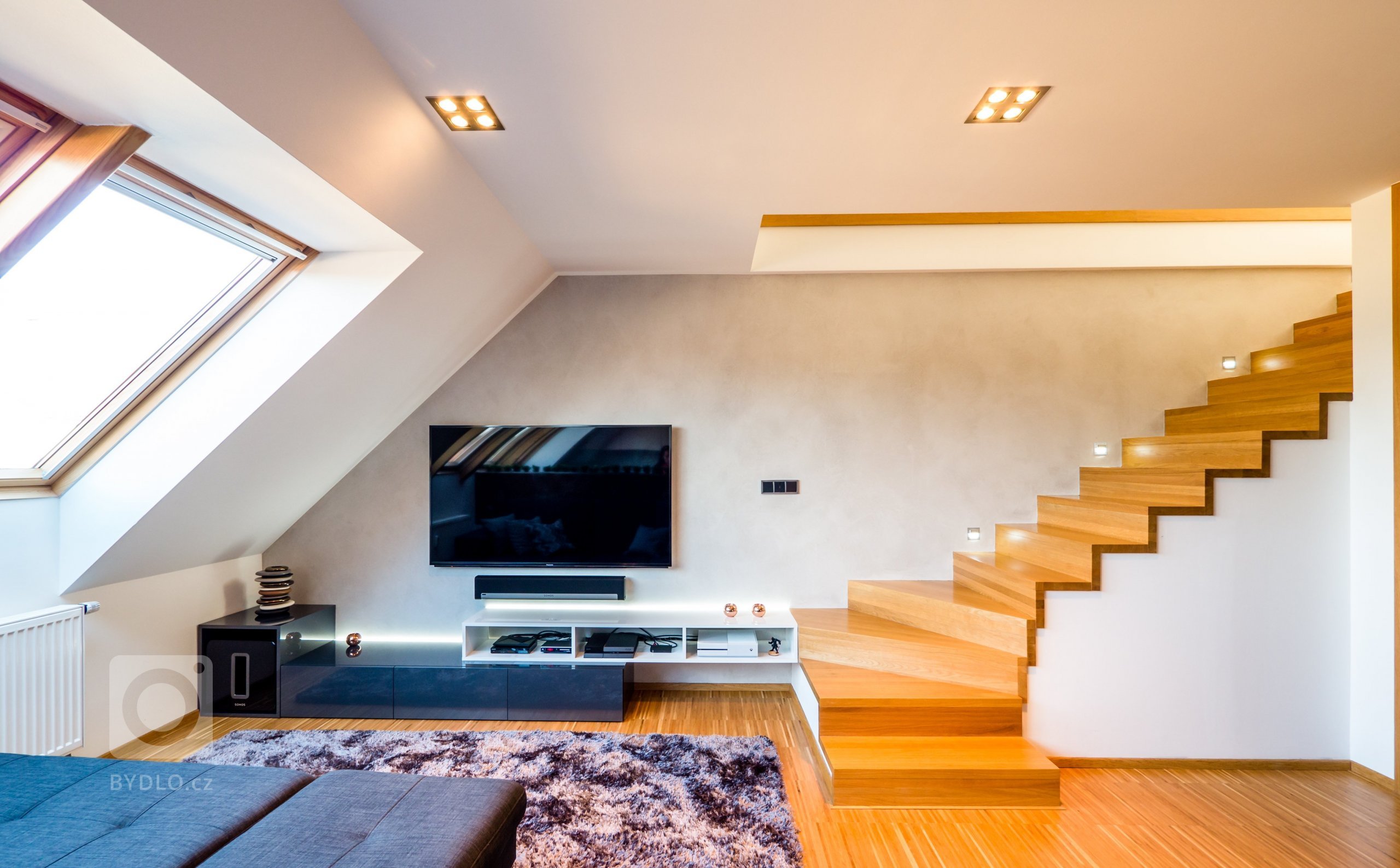 Skříňky pod televizí byly přesně doměřeny ke stávajícímu schodišti. 