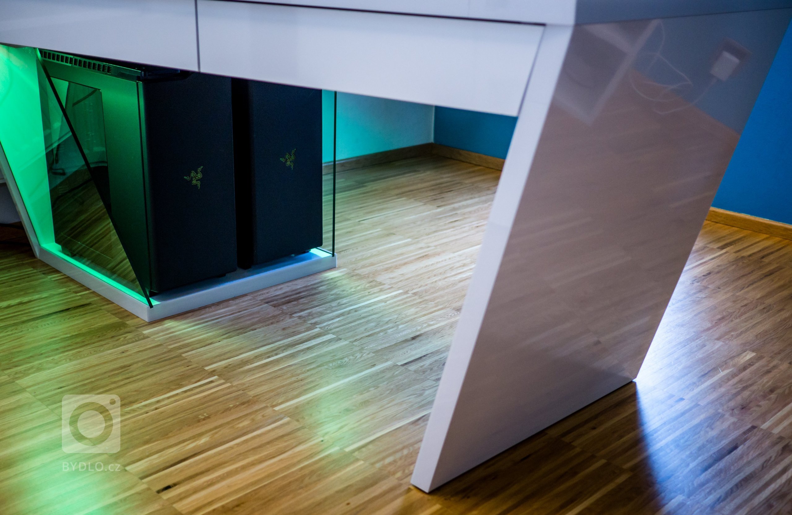 Předmětem návrhu a realizace je rekonstrukce a interier mezonetového bytu v&nbsp;objektu z&nbsp;90. let minulého století.
