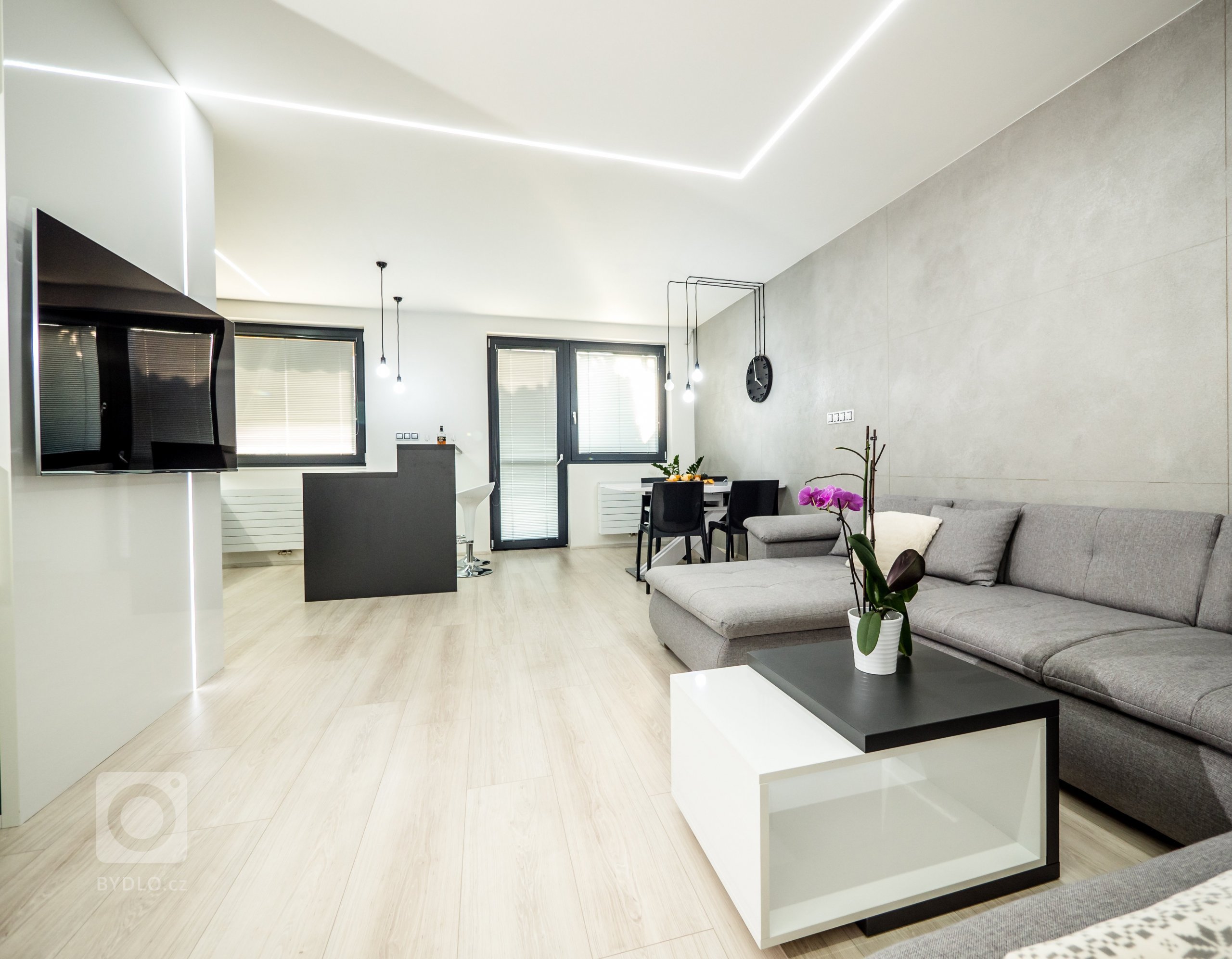 Rekonstrukce bytu v Brně - Masarykově čtvrti. Kompletní přerod zdevastovaného bytu ve stylu westernového statku na moderní pánský interier.
