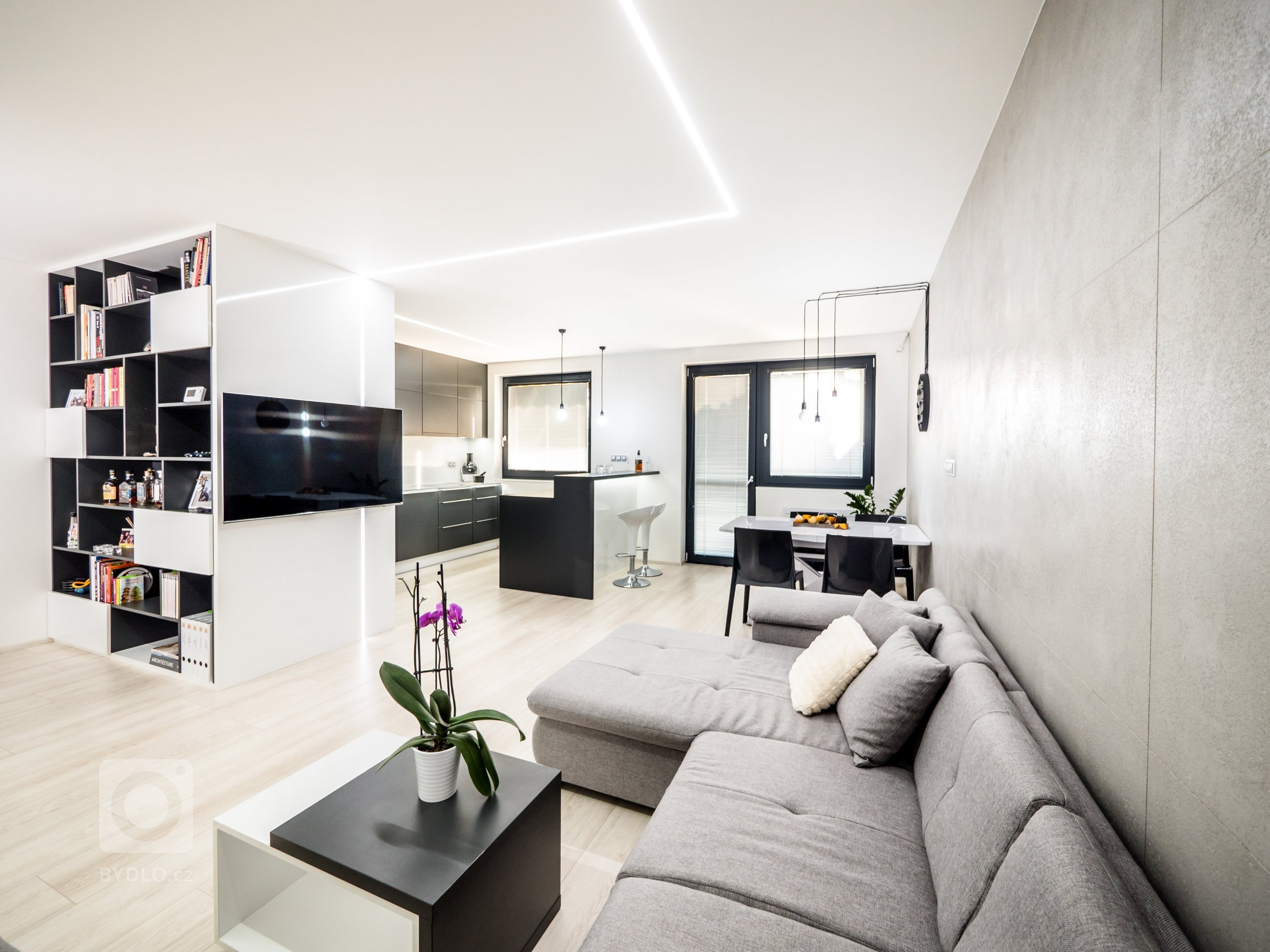 Rekonstrukce bytu v Brně - Masarykově čtvrti. Kompletní přerod zdevastovaného bytu ve stylu westernového statku na moderní pánský interier.
