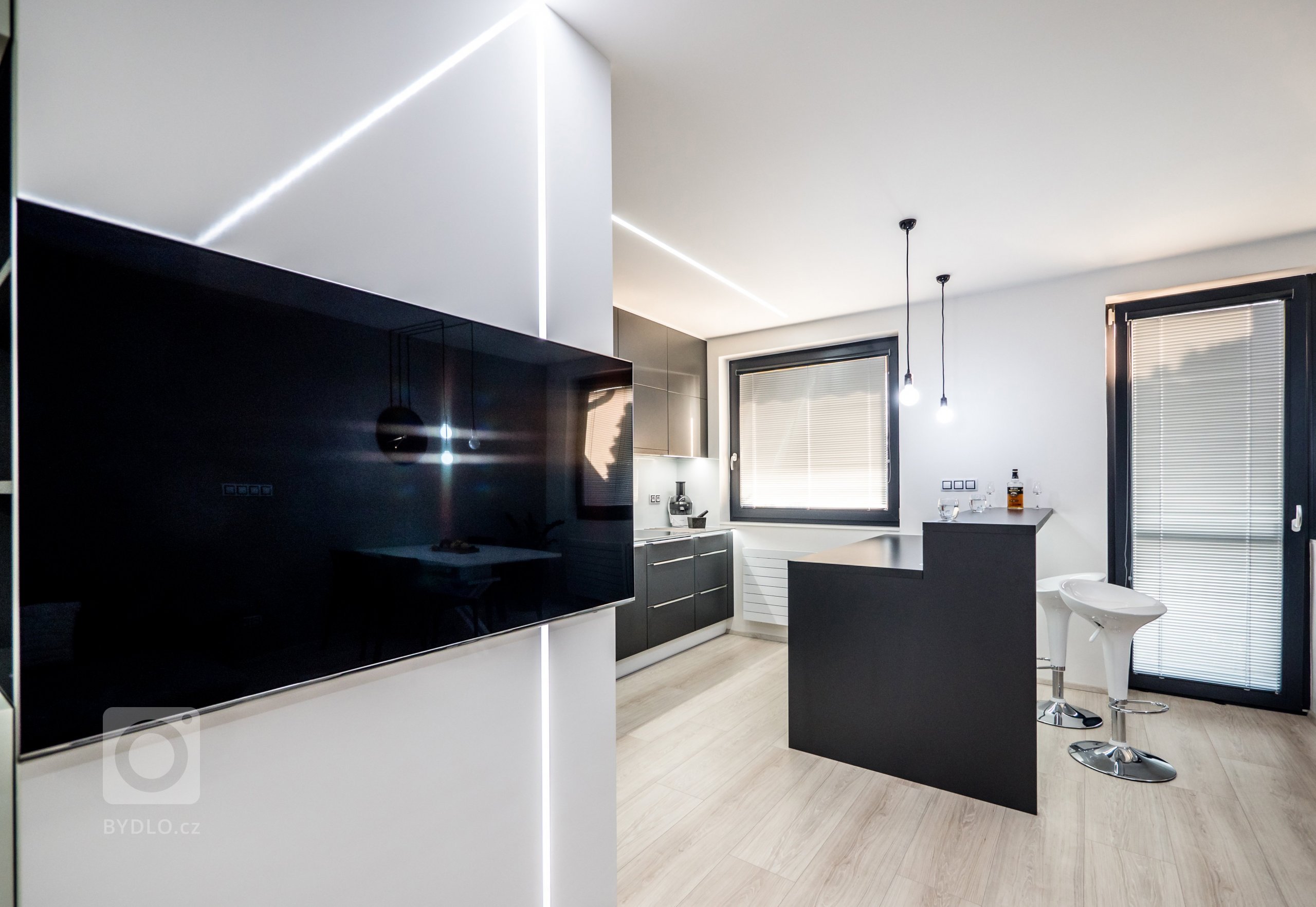 Rekonstrukce bytu v Brně - Masarykově čtvrti. Kompletní přerod zdevastovaného bytu ve stylu westernového statku na moderní pánský interier.
