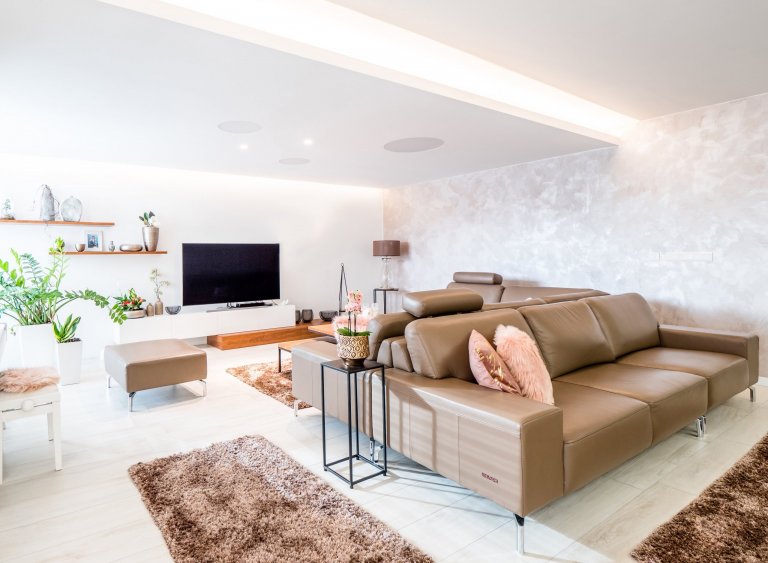 Hlavní roli v&nbsp;tomto rodinném domě hraje velkoryse navržený obývací pokoj, který v&nbsp;jednom prostoru spojuje televizní kout s&nbsp;prostornou sedací…