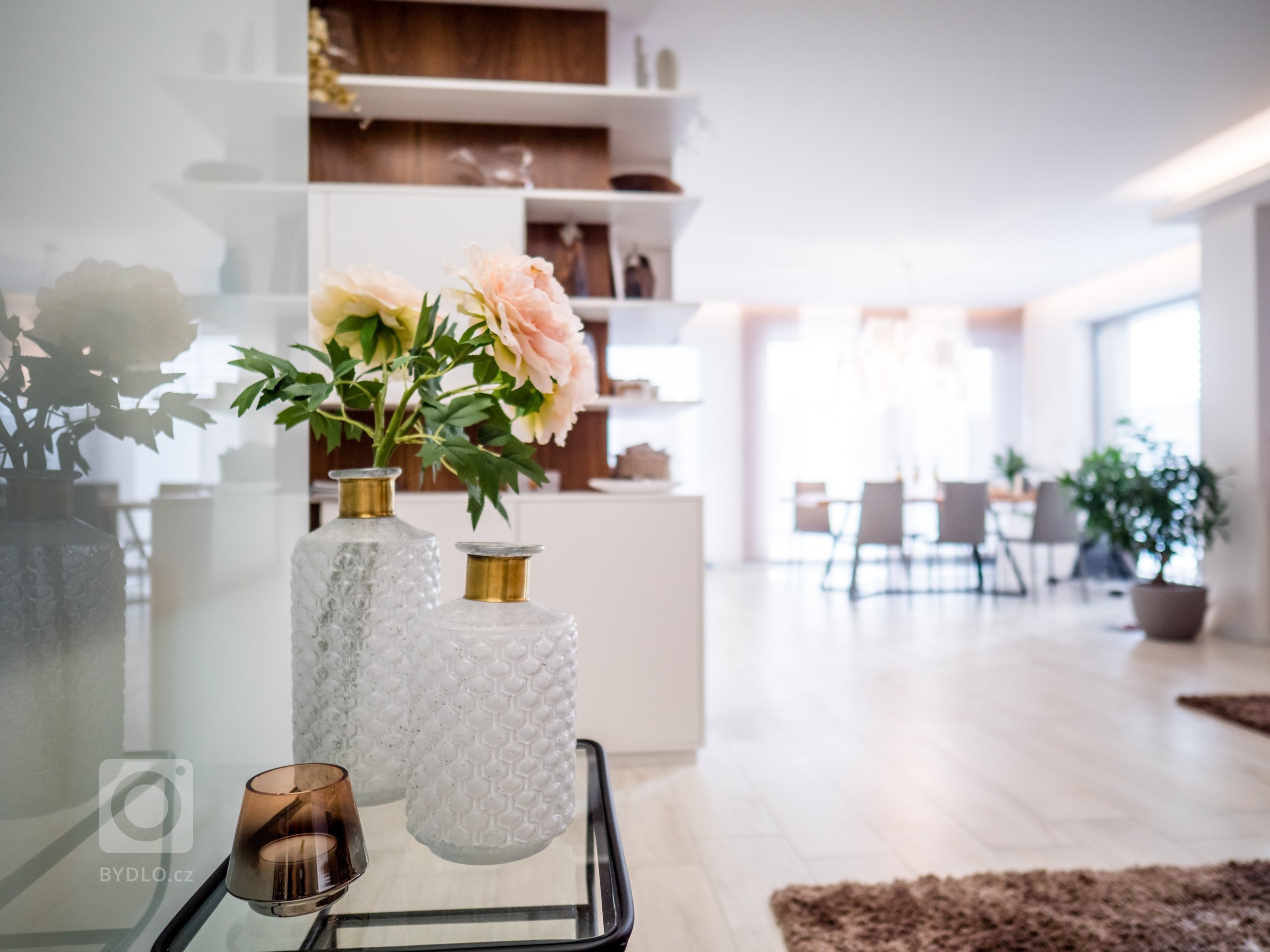 Hlavní roli v&nbsp;tomto rodinném domě hraje velkoryse navržený obývací pokoj, který v&nbsp;jednom prostoru spojuje televizní kout s&nbsp;prostornou sedací…