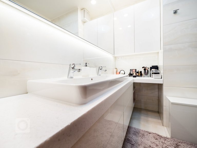 add picture to album