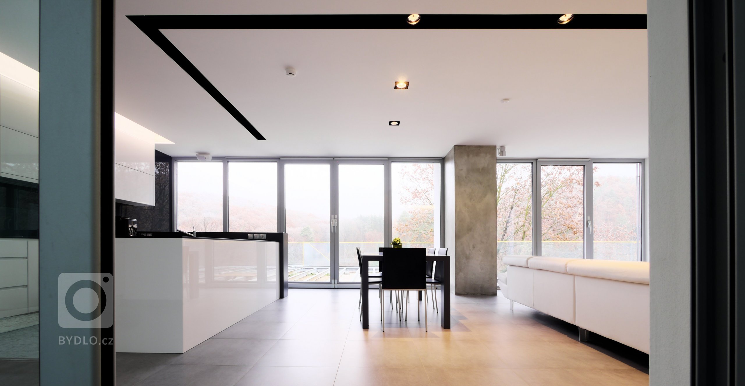 Bílá, černá, sklo, beton... co může být víc? Realizace interieru z roku 2011, která je naprosto nadčasová...
