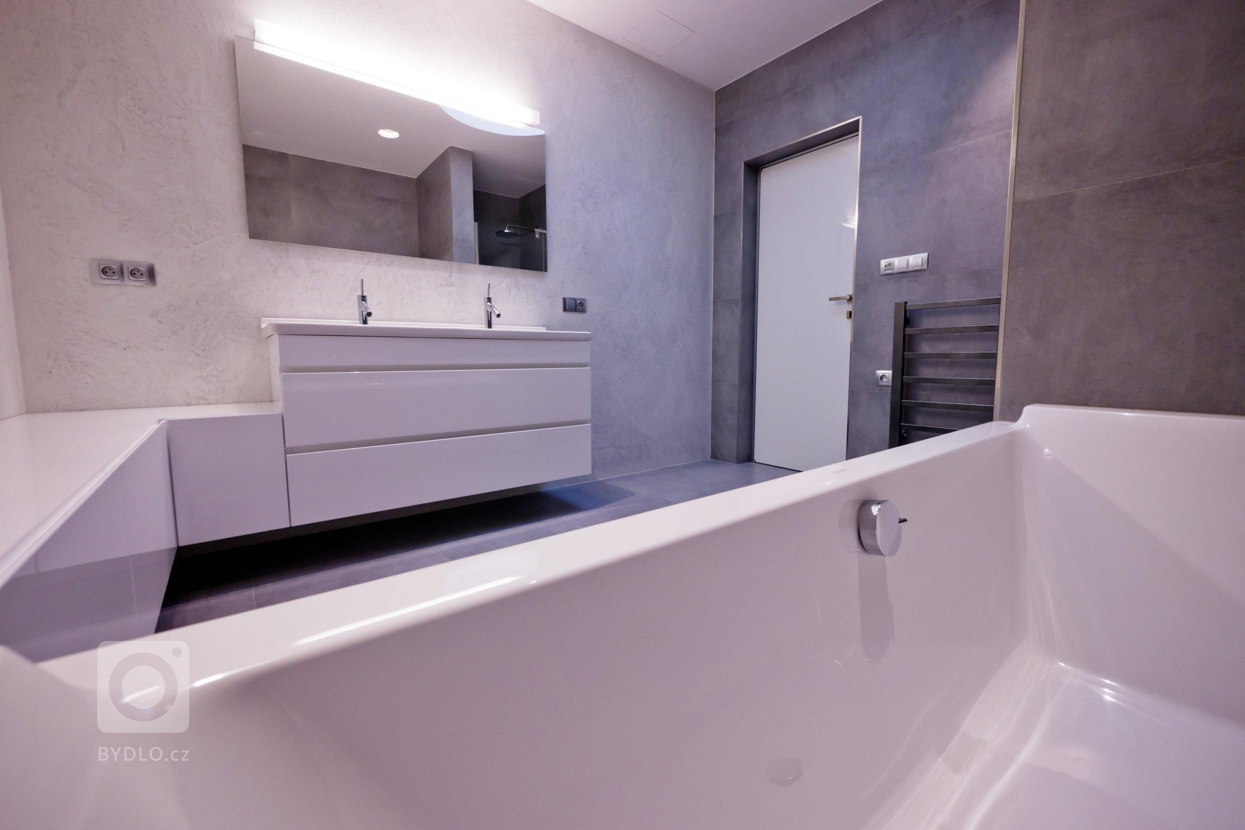 Bílá, černá, sklo, beton... co může být víc? Realizace interieru z roku 2011, která je naprosto nadčasová...
