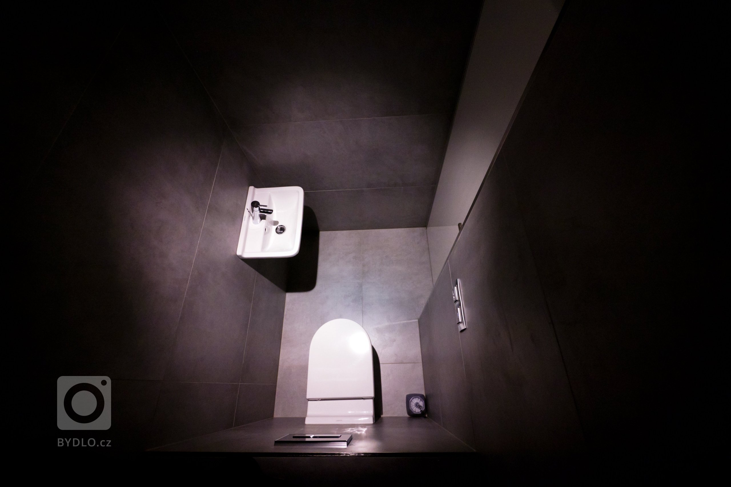 Bílá, černá, sklo, beton... co může být víc? Realizace interieru z roku 2011, která je naprosto nadčasová...
