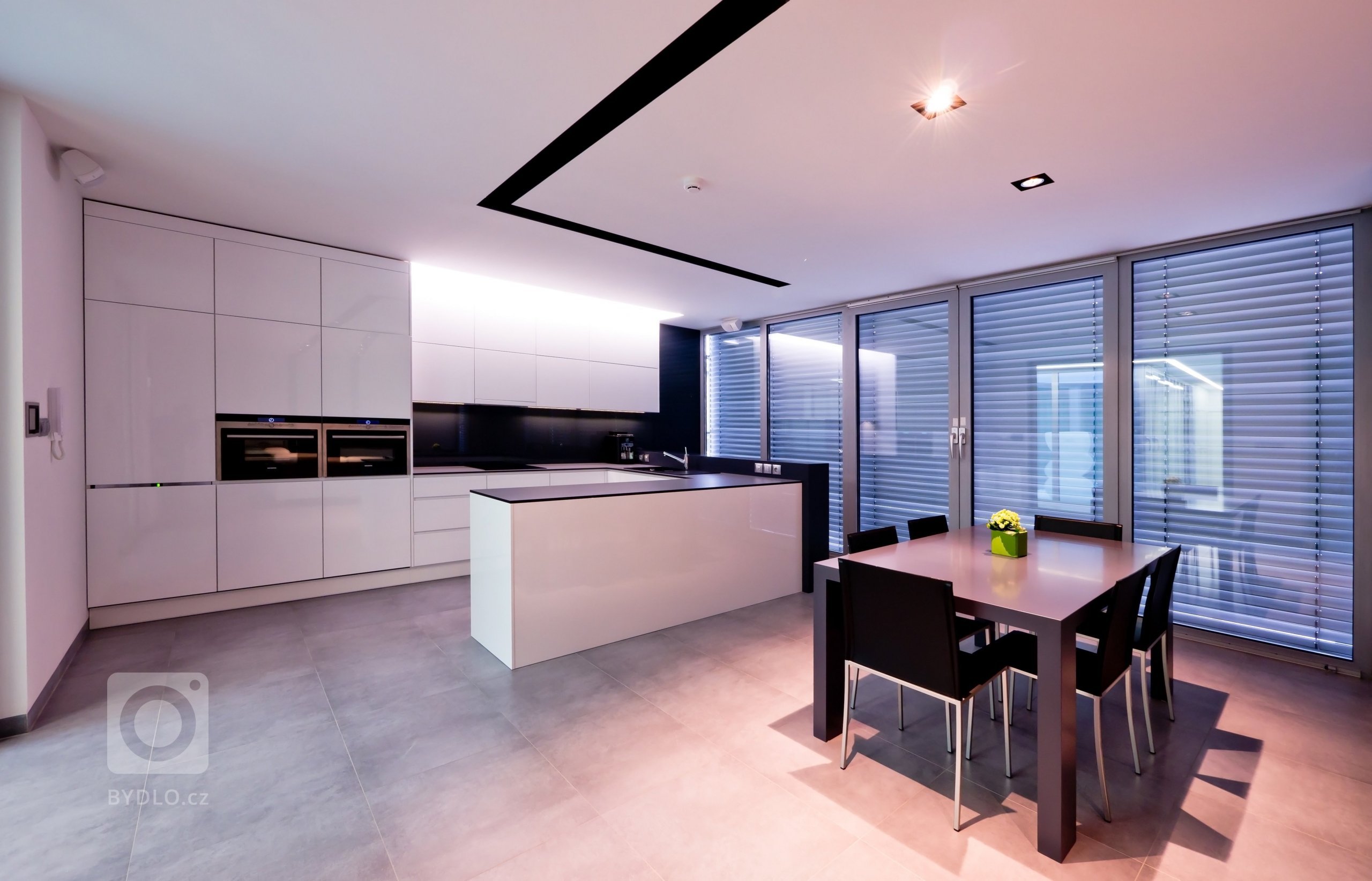 Bílá, černá, sklo, beton... co může být víc? Realizace interieru z roku 2011, která je naprosto nadčasová...
