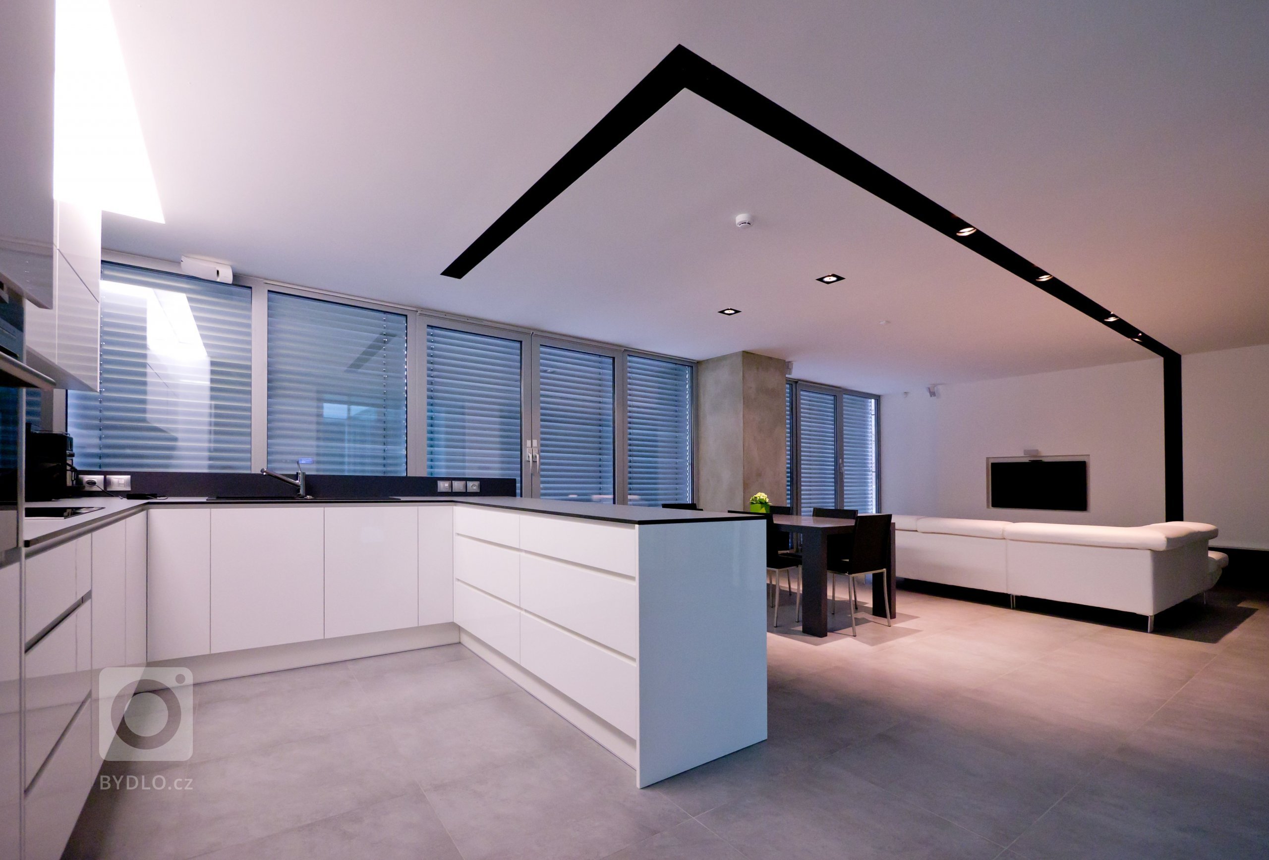 Bílá, černá, sklo, beton... co může být víc? Realizace interieru z roku 2011, která je naprosto nadčasová...
