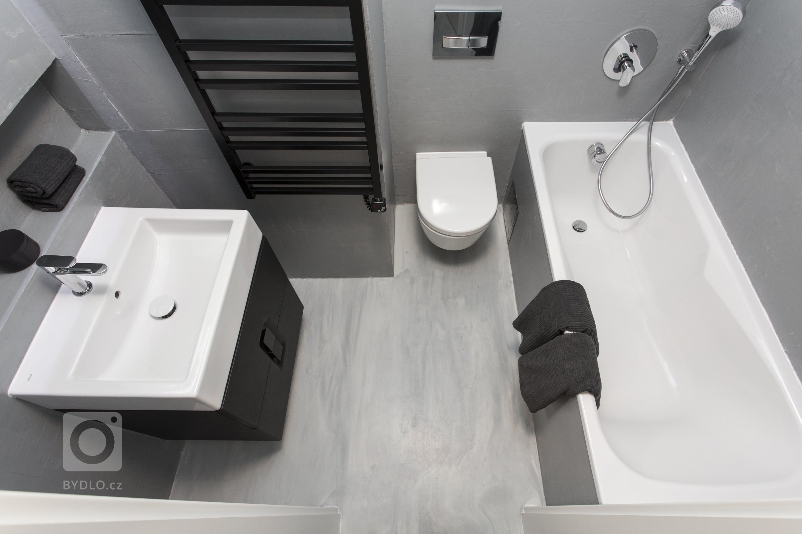 Epoxidová&nbsp;stěrka byla zakomponována do celého interiéru bytu, kde vytvořila čistý a minimalistický vzhled. Majitelé si vybrali toto provedení mimo jiné z…