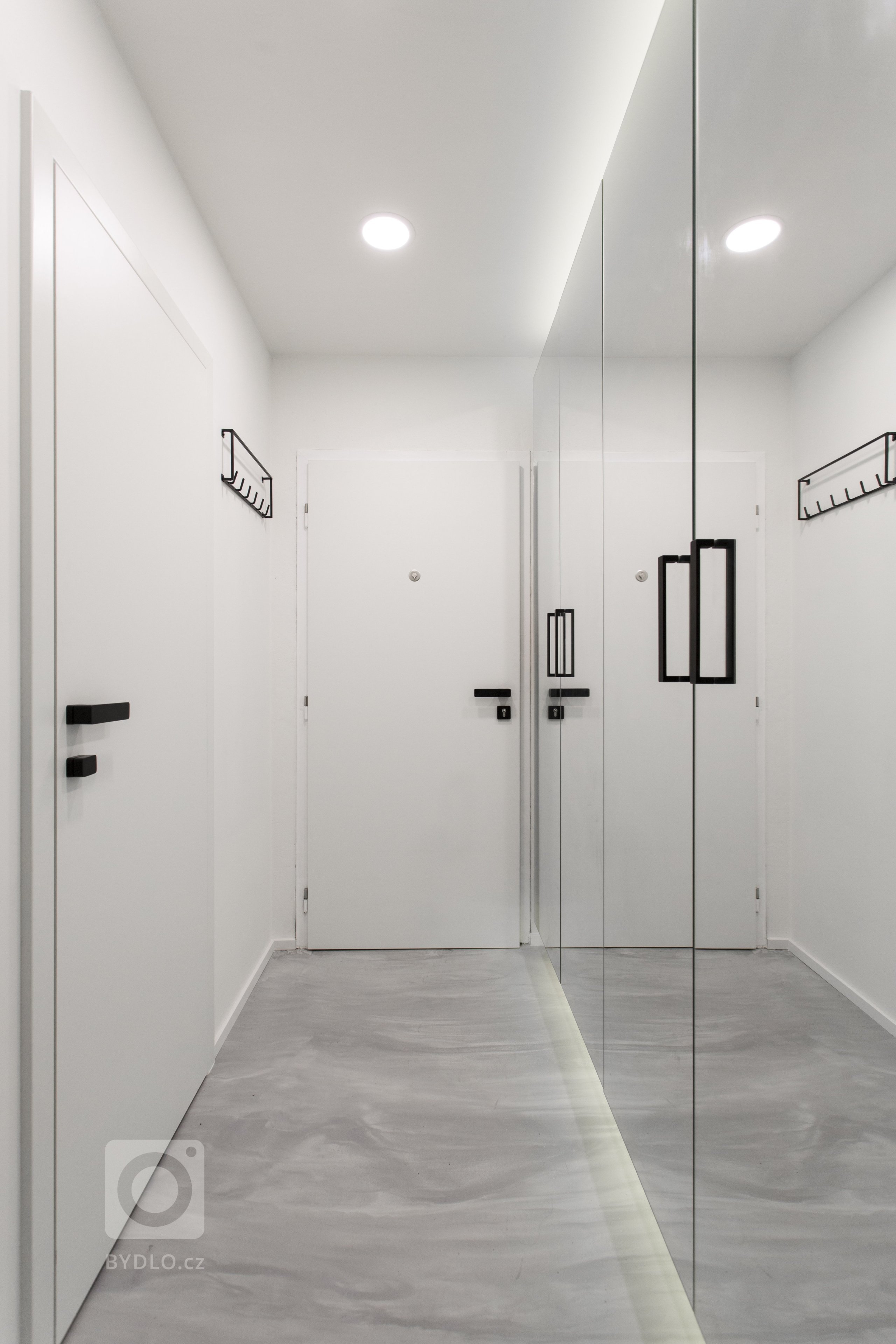 Epoxidová&nbsp;stěrka byla zakomponována do celého interiéru bytu, kde vytvořila čistý a minimalistický vzhled. Majitelé si vybrali toto provedení mimo jiné z…