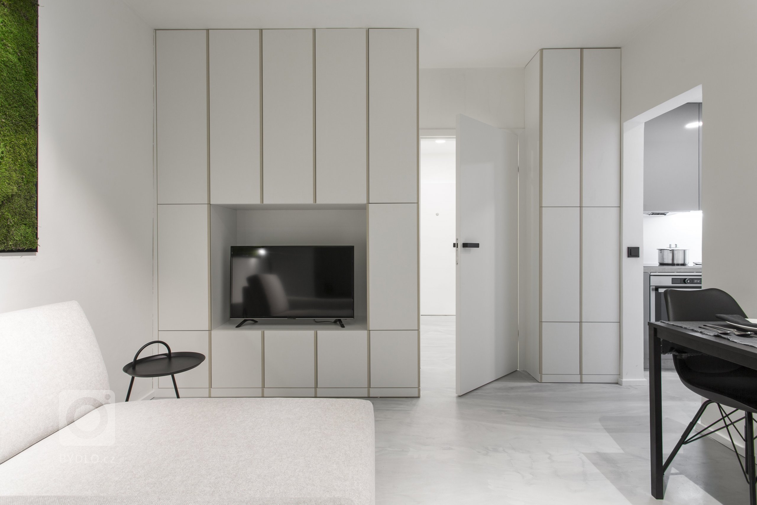 Epoxidová&nbsp;stěrka byla zakomponována do celého interiéru bytu, kde vytvořila čistý a minimalistický vzhled. Majitelé si vybrali toto provedení mimo jiné z…