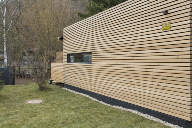 Domov ve skandinávském stylu si zasloužil moderní exteriér, který ale zároveň ladí s přirozeným vzhledem.&nbsp; Na přístupový chodník, terasu i sokl tak byl…