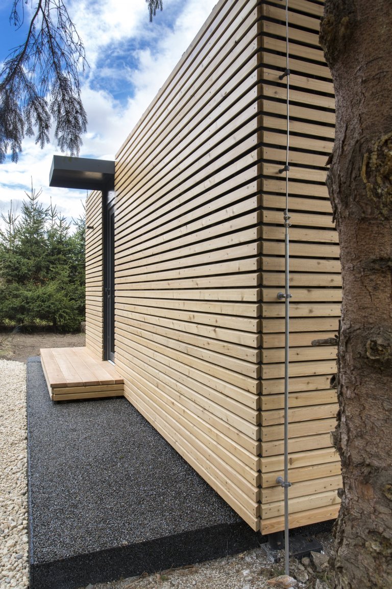 Domov ve skandinávském stylu si zasloužil moderní exteriér, který ale zároveň ladí s přirozeným vzhledem.&nbsp; Na přístupový chodník, terasu i sokl tak byl…