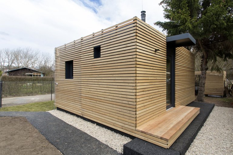 Domov ve skandinávském stylu si zasloužil moderní exteriér, který ale zároveň ladí s přirozeným vzhledem.&nbsp; Na přístupový chodník, terasu i sokl tak byl…