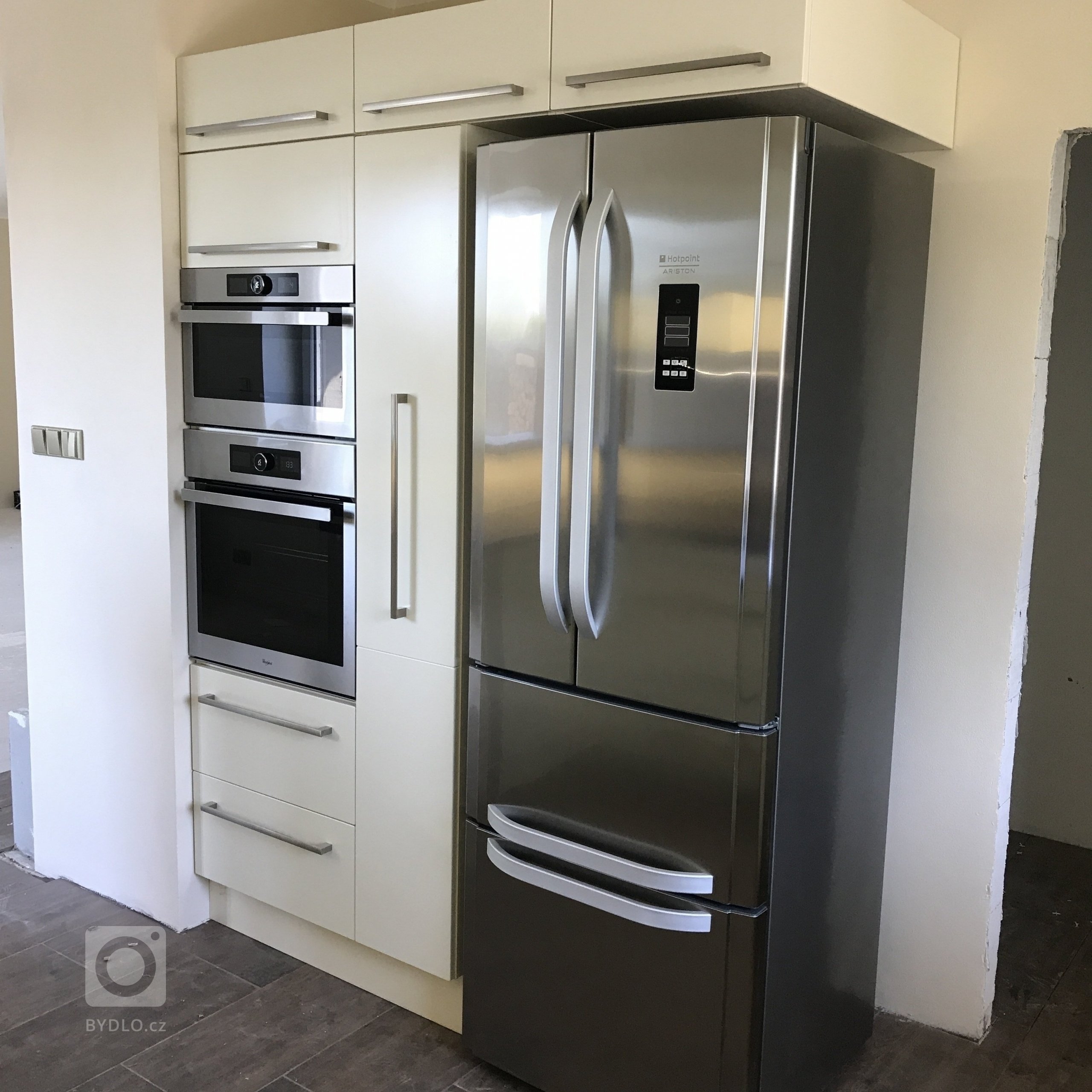 Předmětem realizace byl návrh, výroba a montáž kuchyňské linky v rodiném domě. Jedná se o jednoduchou kuchyně z lamina + ABS&nbsp;hrany, dvířka folie Hefas s…