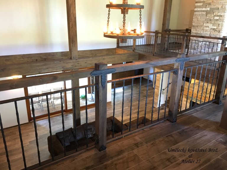 kované zábradlí v kombinaci se dřevem 