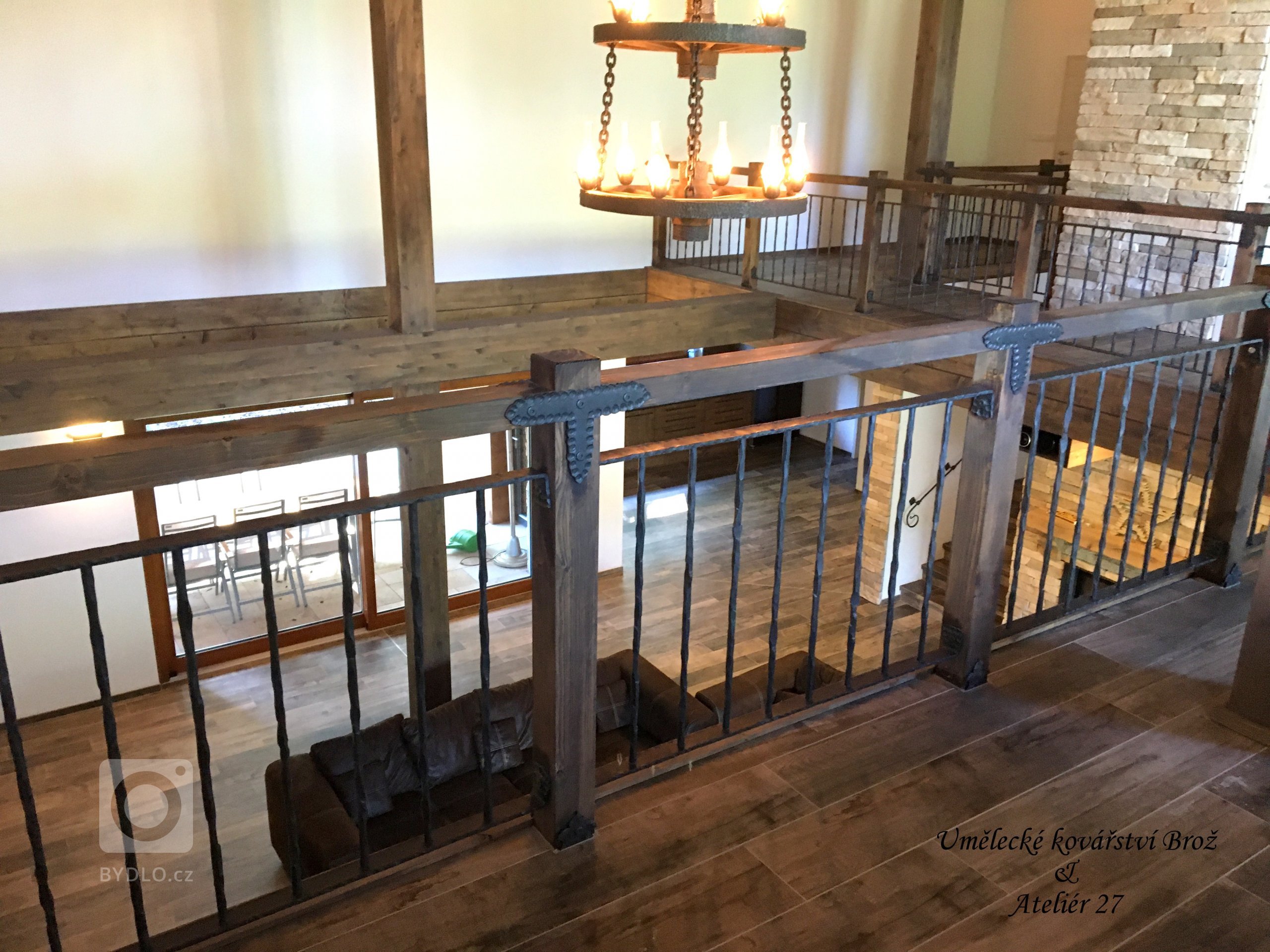 kované zábradlí v kombinaci se dřevem 