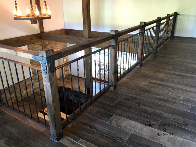 kované zábradlí v kombinaci se dřevem