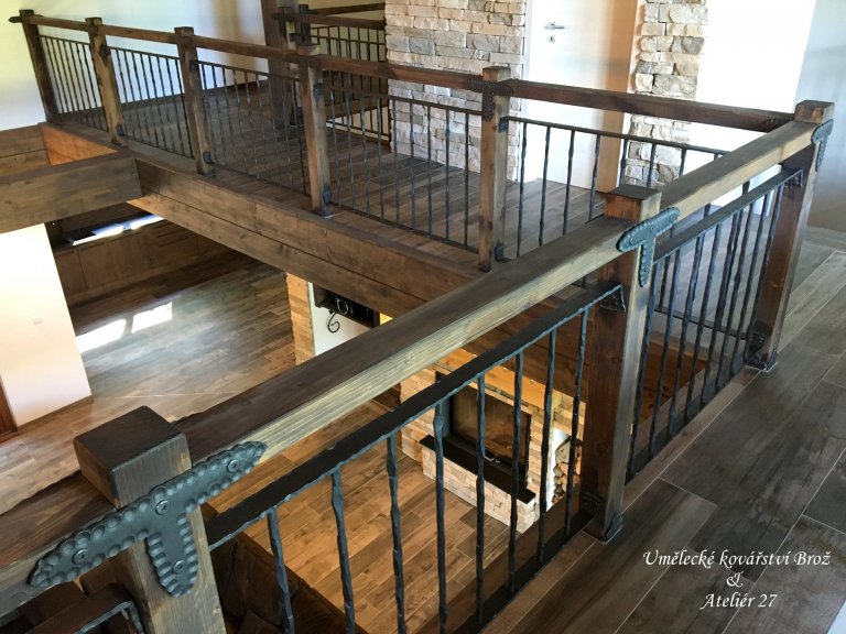 kované zábradlí v kombinaci se dřevem
