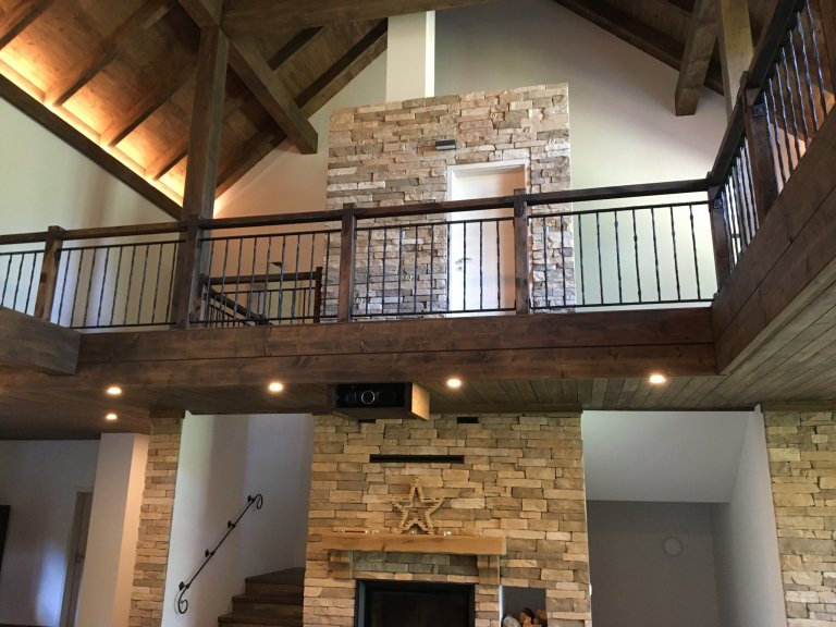 kované zábradlí v kombinaci se dřevem