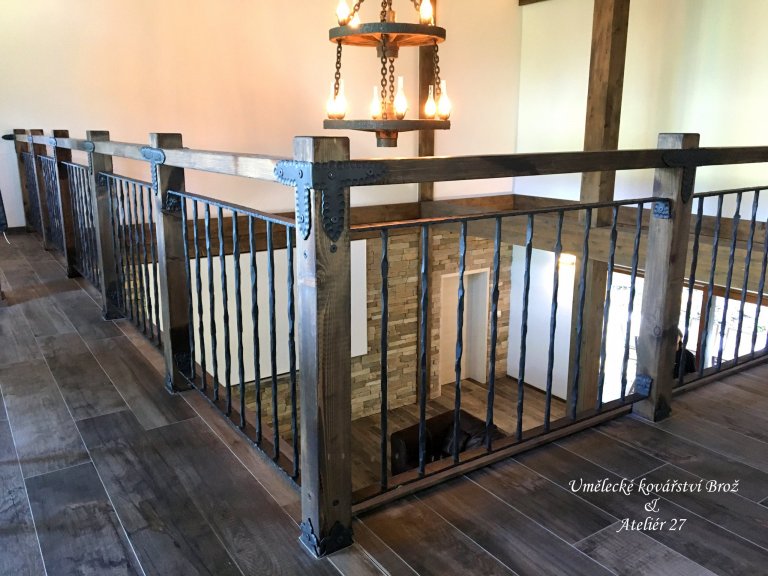 kované zábradlí v kombinaci se dřevem