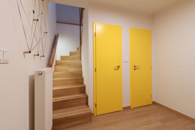 Design a realizace interiéru domu, kde vás vítá slunce. Lépe řečeno žluté dveře :) Interiér byl šitý na míru klientce s důrazem na použití kvalitních materiálů…