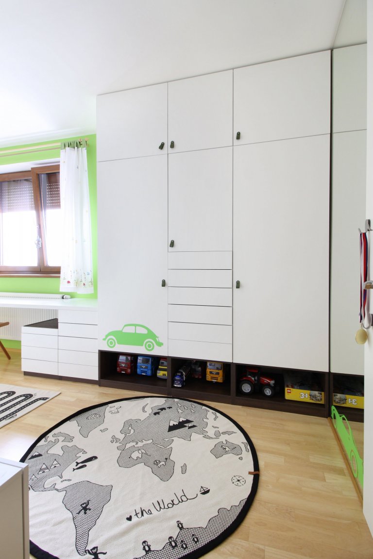 Pokojíček pro malého milovníka všeho, co jezdí. Velké království pro malého školáčka. Důraz kladem na úložné prostory. Barva na přání malého klienta :)
