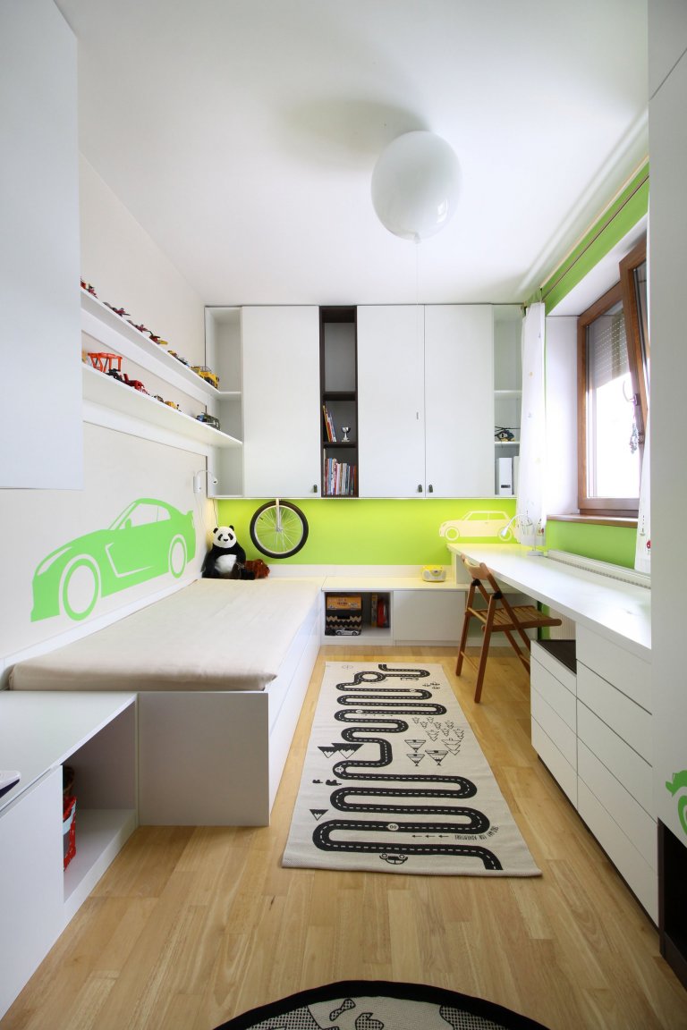 Pokojíček pro malého milovníka všeho, co jezdí. Velké království pro malého školáčka. Důraz kladem na úložné prostory. Barva na přání malého klienta :)
